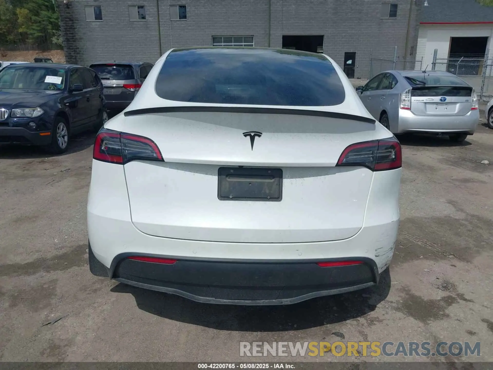 16 Photograph of a damaged car 7SAYGDEE3NF533773 TESLA MODEL Y 2022