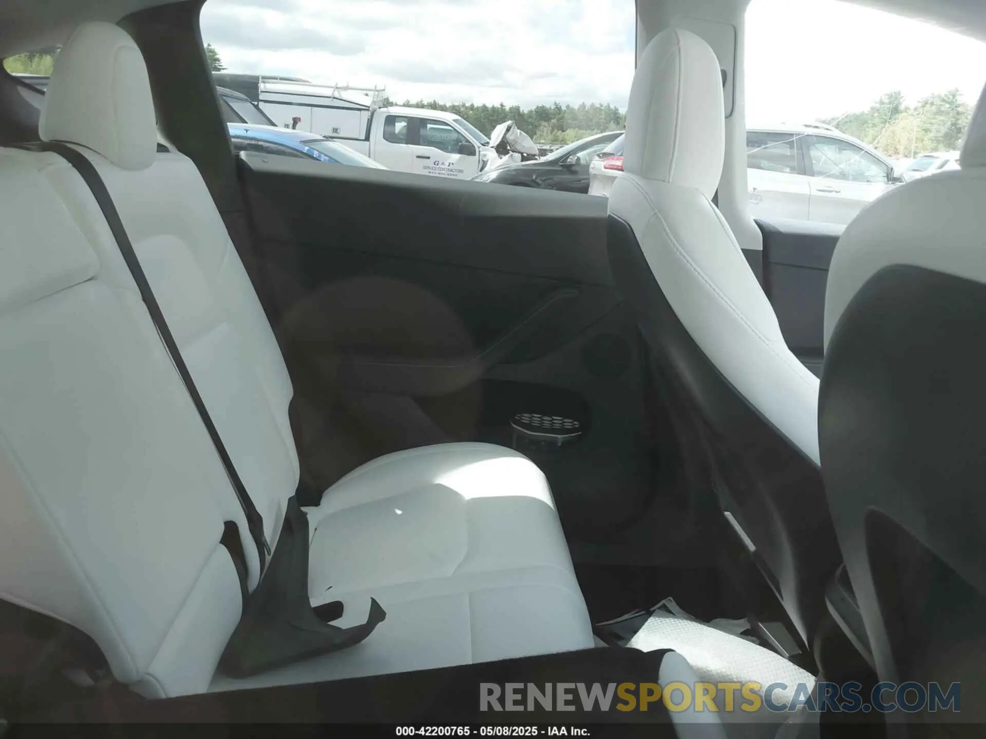 8 Photograph of a damaged car 7SAYGDEE3NF533773 TESLA MODEL Y 2022