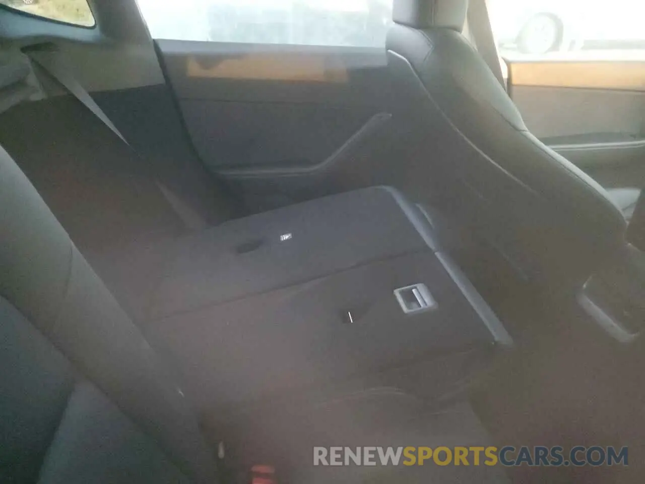 10 Photograph of a damaged car 7SAYGDEE4NA008315 TESLA MODEL Y 2022