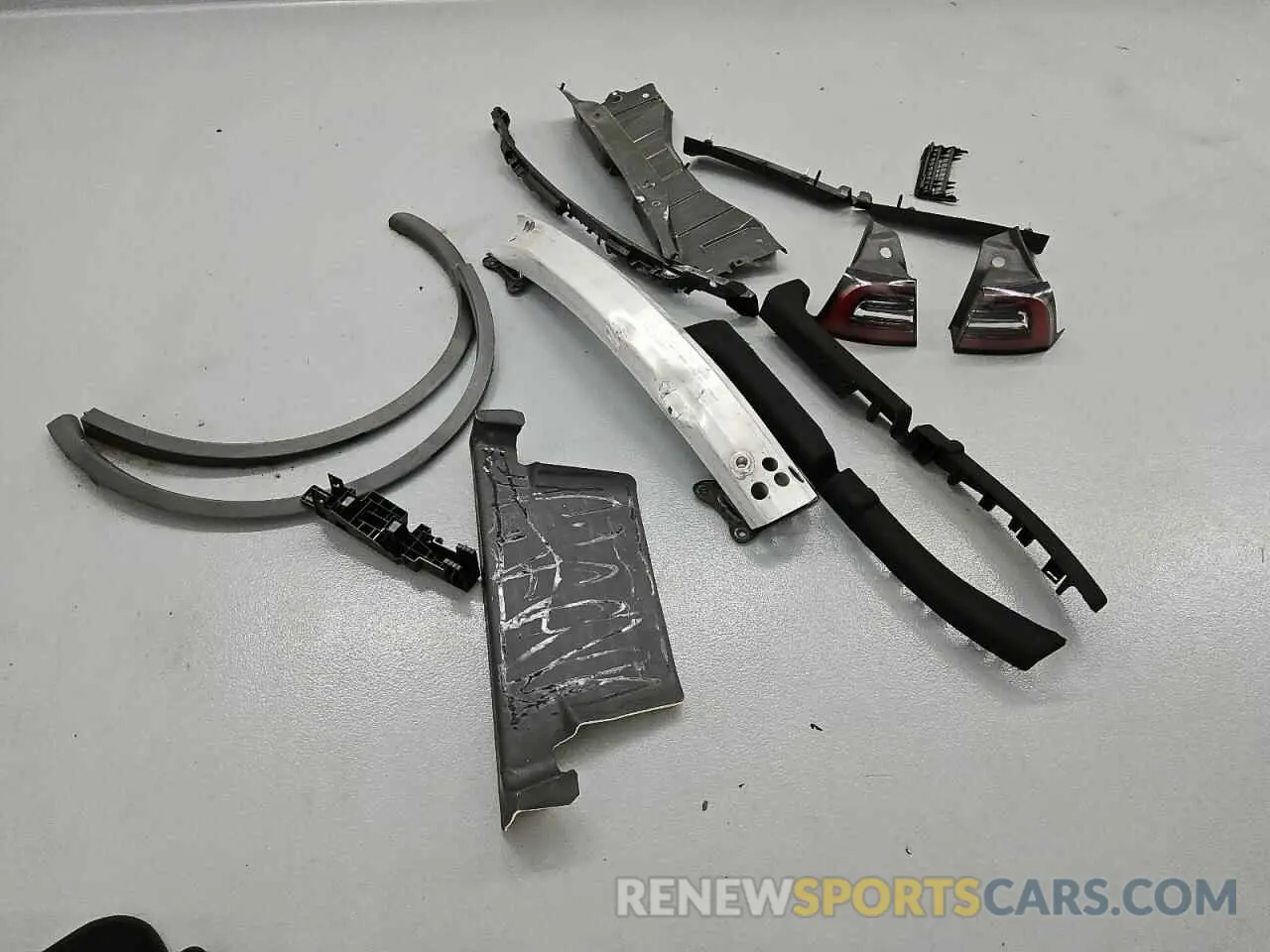 13 Photograph of a damaged car 7SAYGDEE4NF481327 TESLA MODEL Y 2022