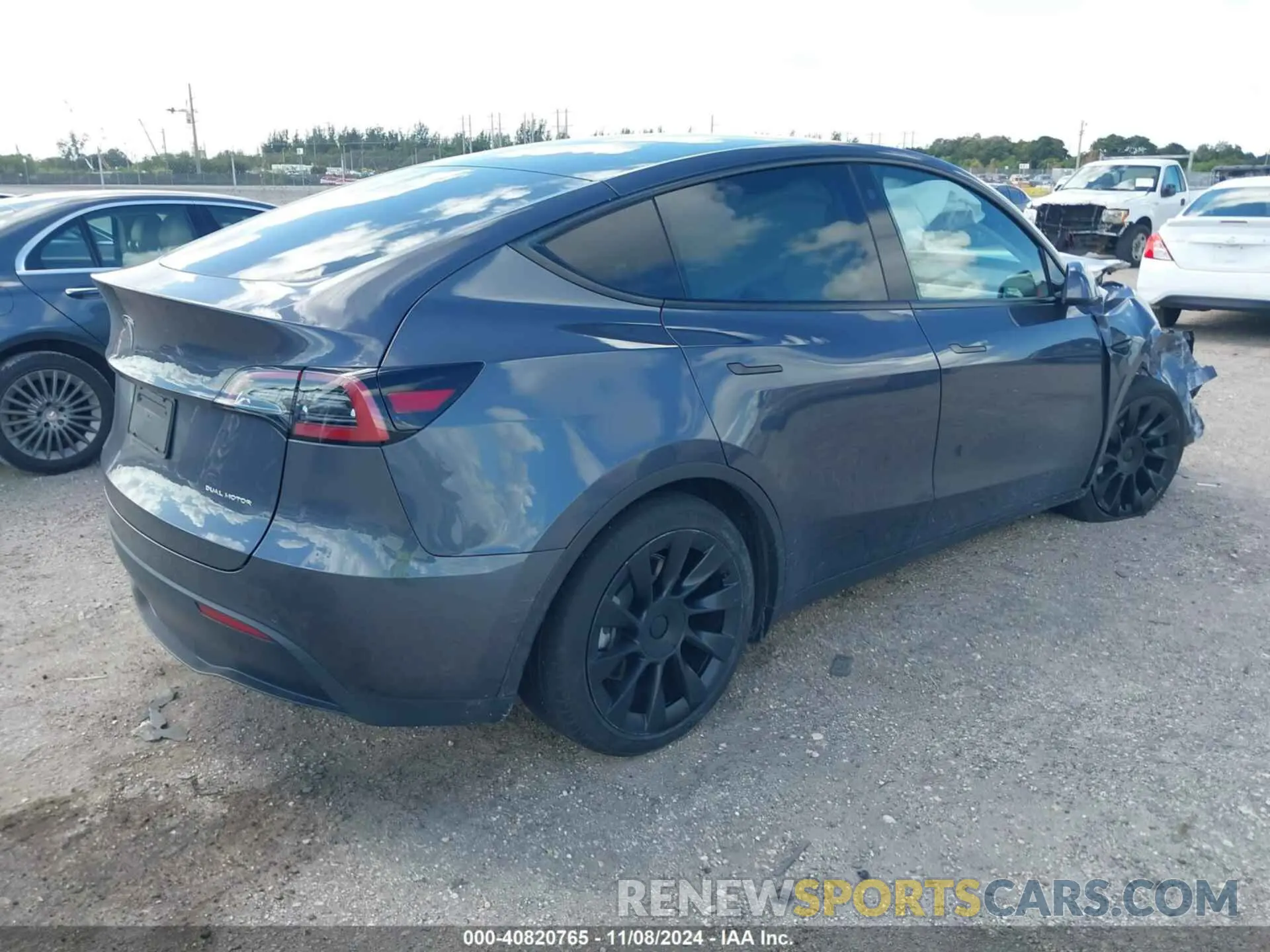 4 Photograph of a damaged car 7SAYGDEE6NA003715 TESLA MODEL Y 2022