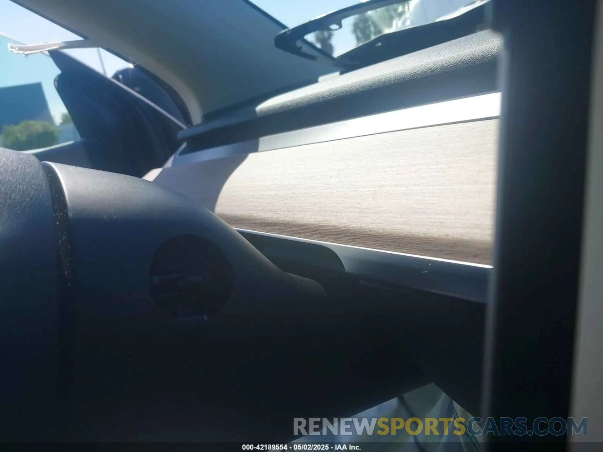 19 Photograph of a damaged car 7SAYGDEE6NF344583 TESLA MODEL Y 2022