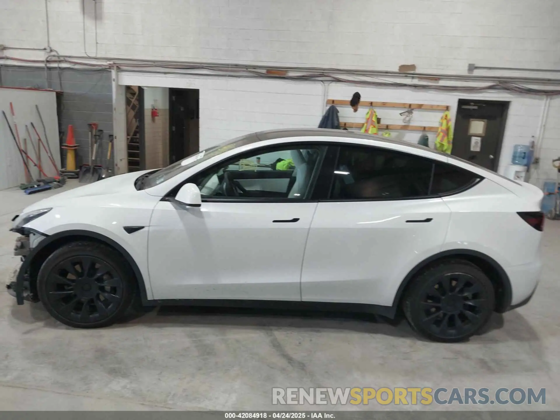 14 Photograph of a damaged car 7SAYGDEE6NF445753 TESLA MODEL Y 2022
