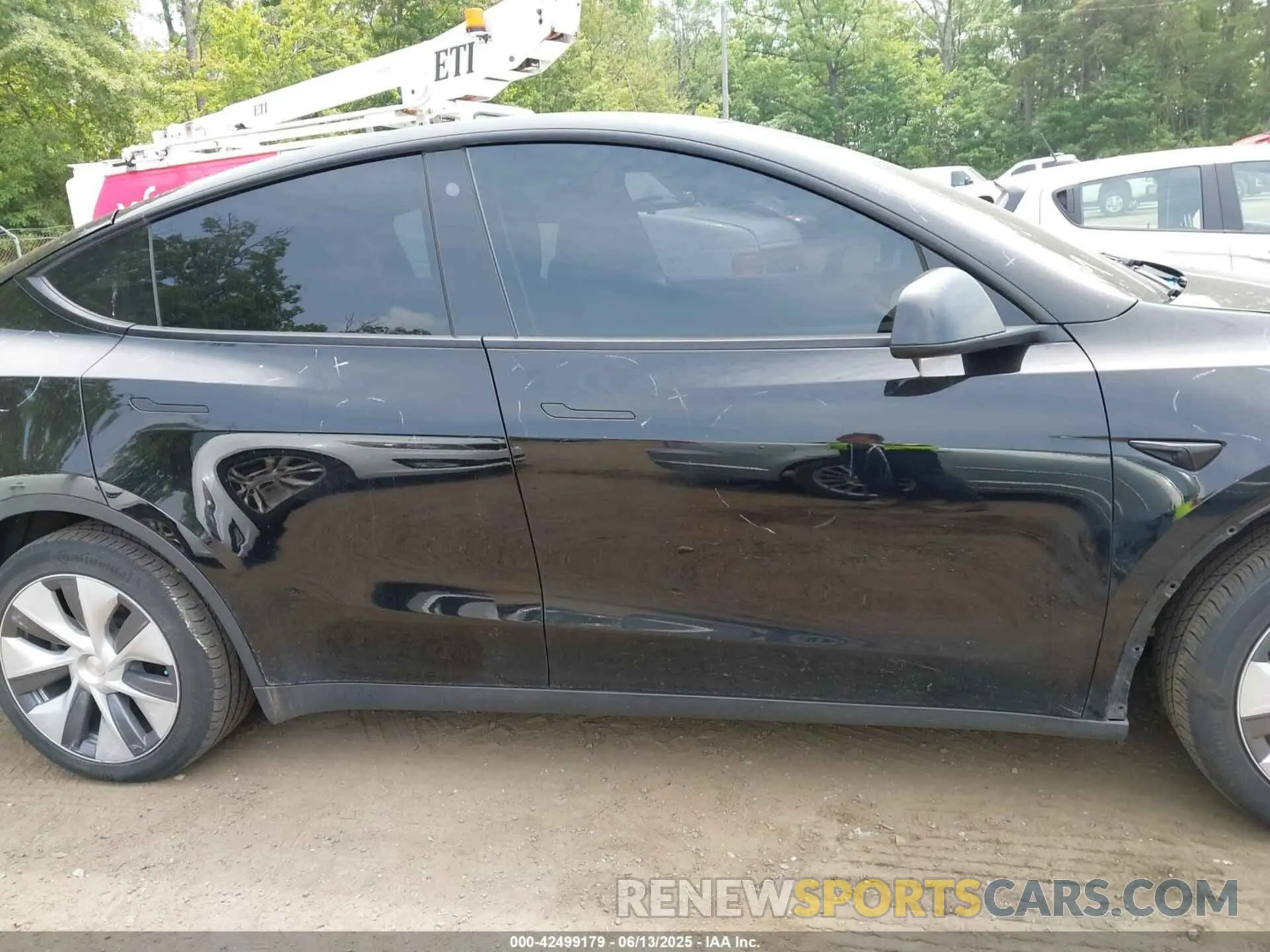 13 Photograph of a damaged car 7SAYGDEE7NA005151 TESLA MODEL Y 2022