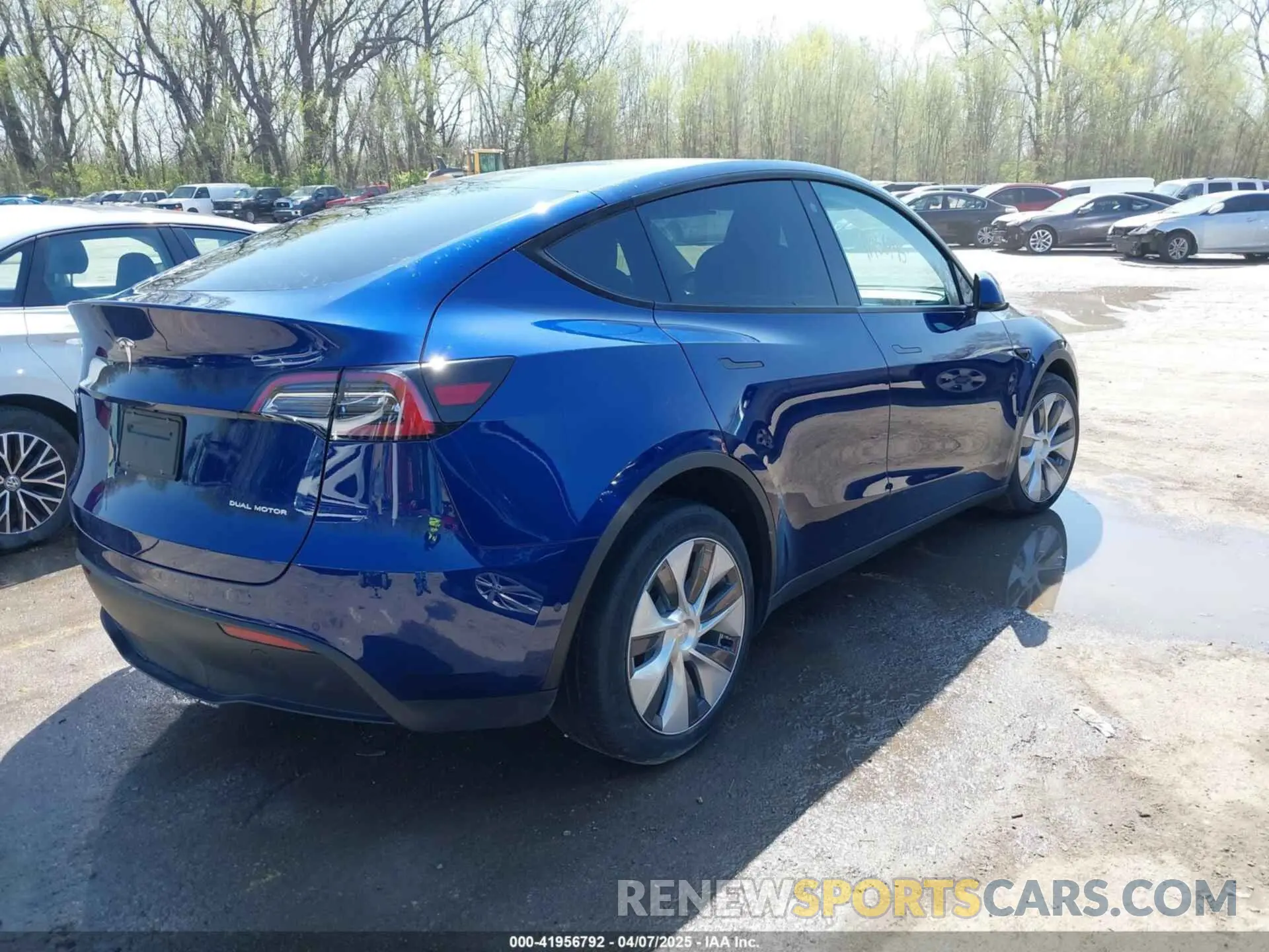 4 Photograph of a damaged car 7SAYGDEE7NA018532 TESLA MODEL Y 2022