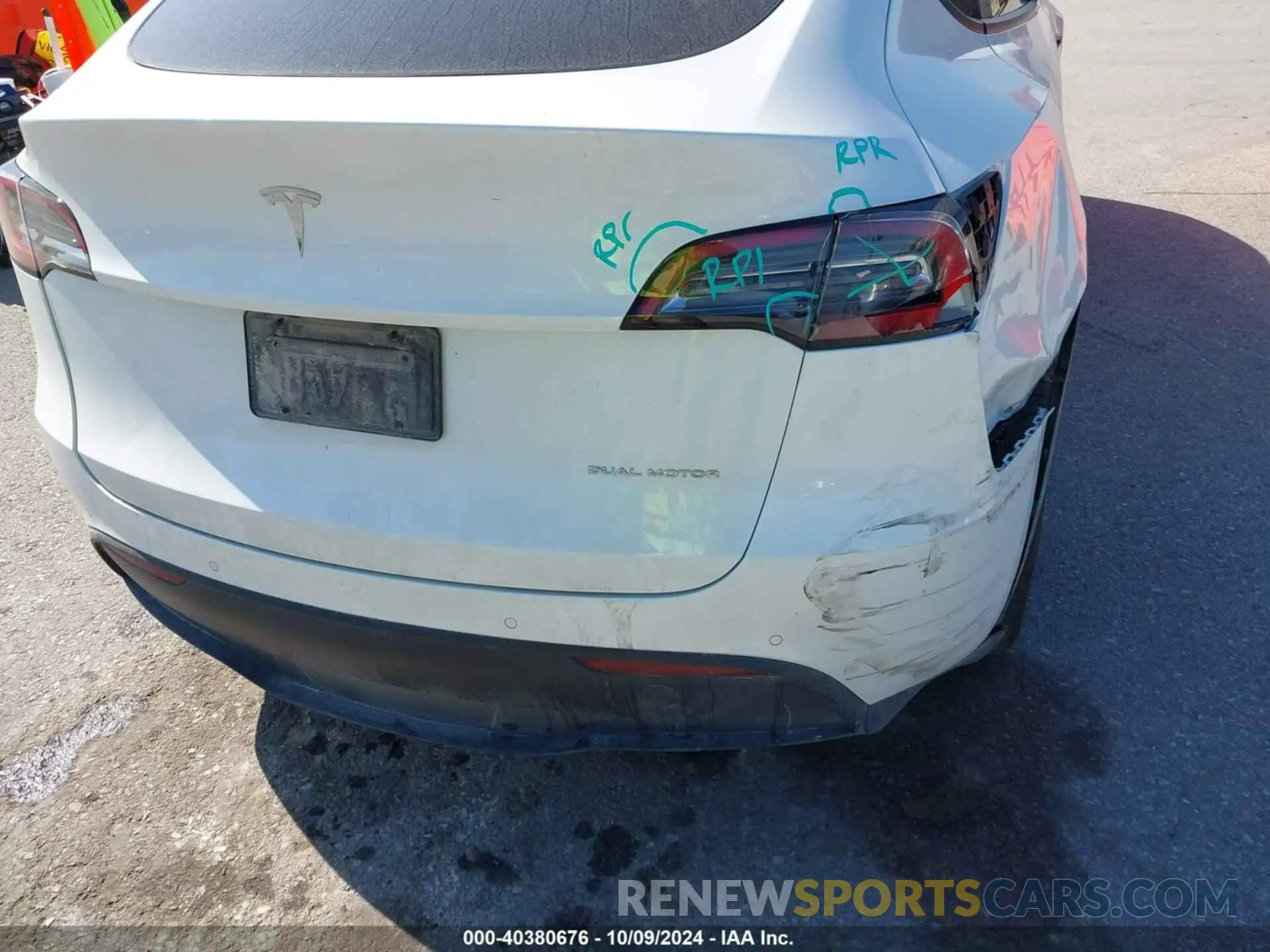 19 Photograph of a damaged car 7SAYGDEE7NF413880 TESLA MODEL Y 2022