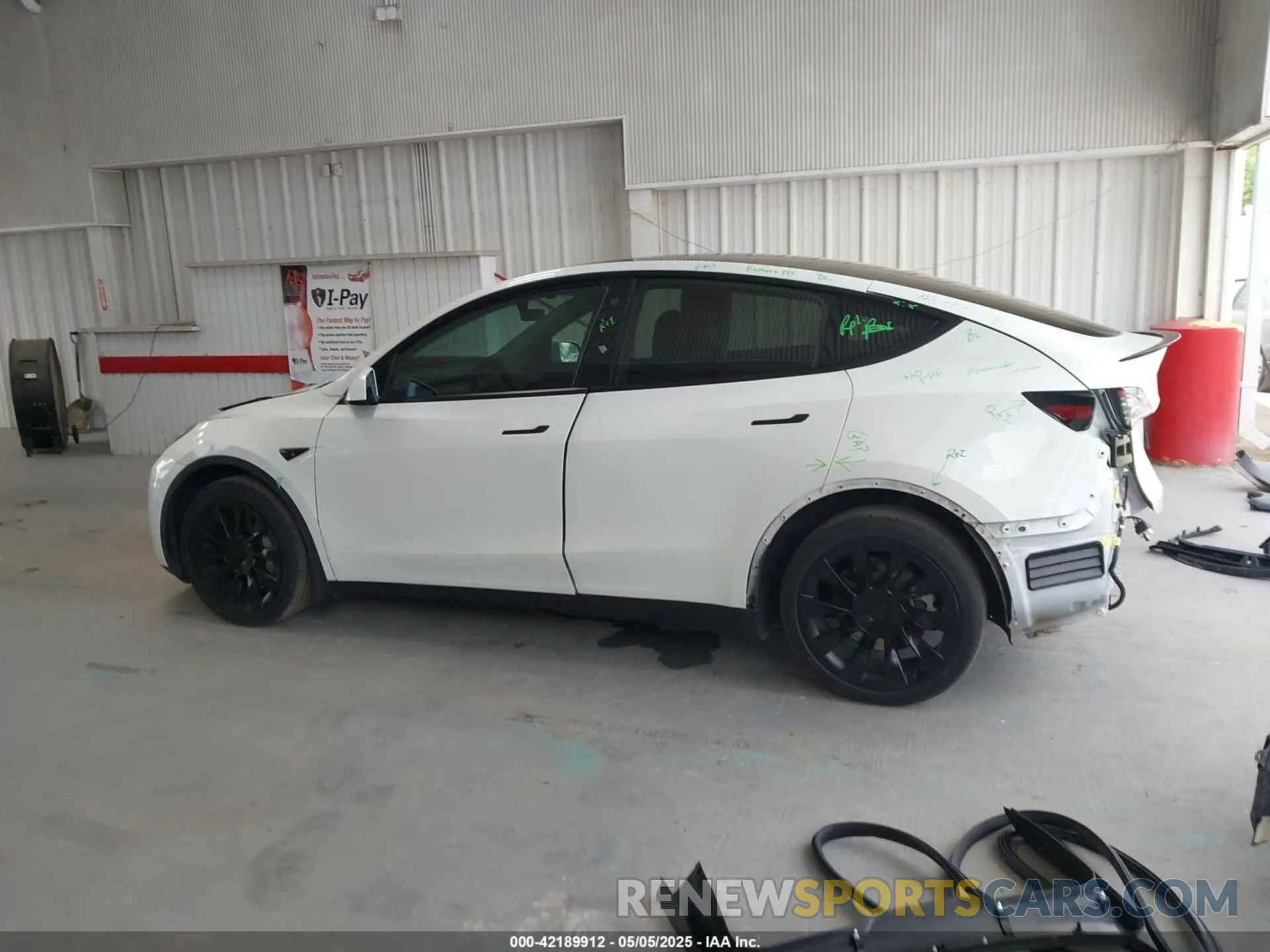 15 Photograph of a damaged car 7SAYGDEE7NF460942 TESLA MODEL Y 2022