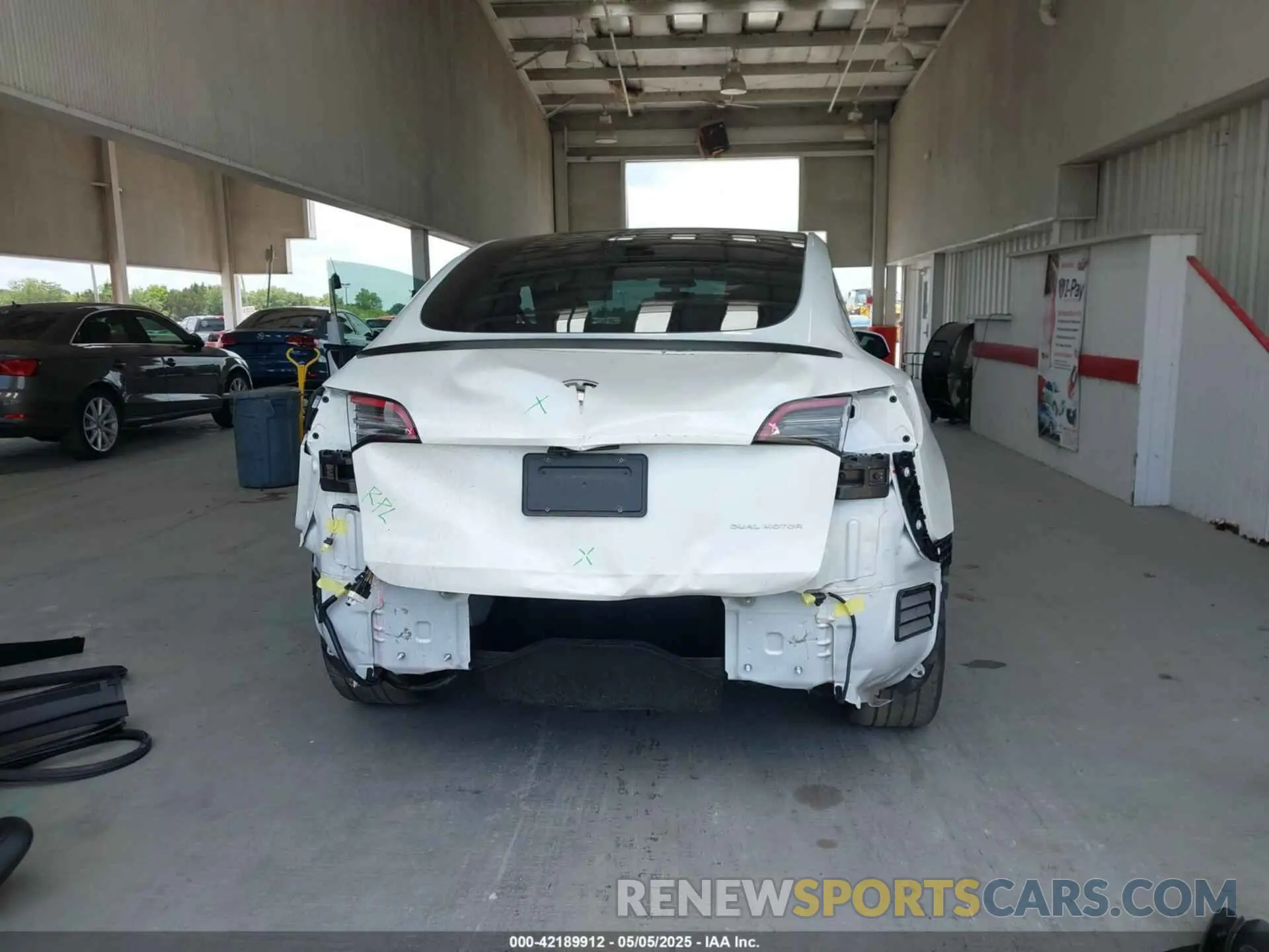 17 Photograph of a damaged car 7SAYGDEE7NF460942 TESLA MODEL Y 2022