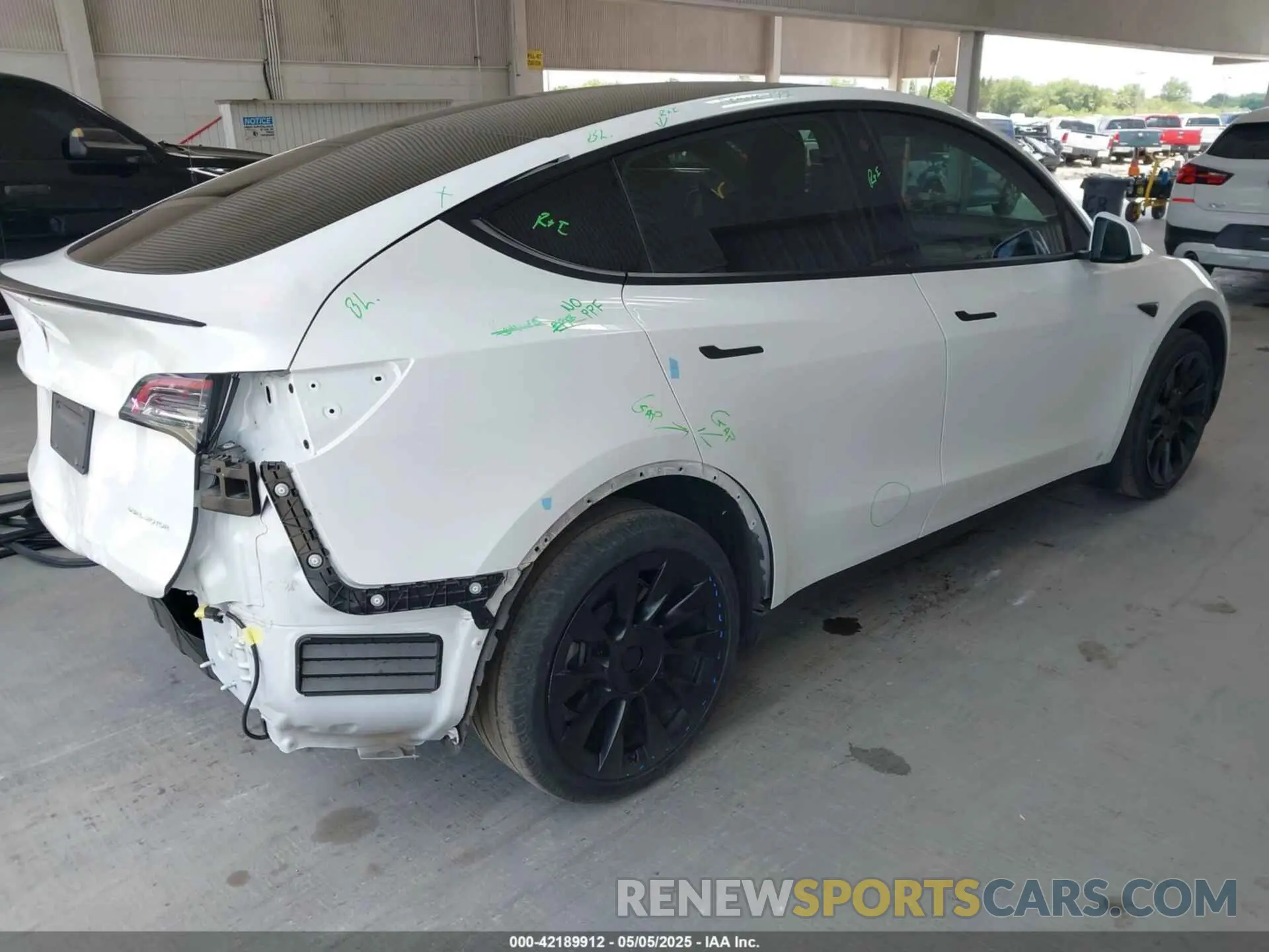 4 Photograph of a damaged car 7SAYGDEE7NF460942 TESLA MODEL Y 2022