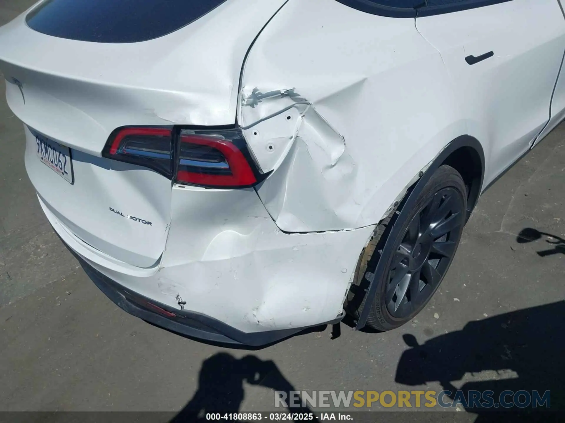 16 Photograph of a damaged car 7SAYGDEE8NF480939 TESLA MODEL Y 2022