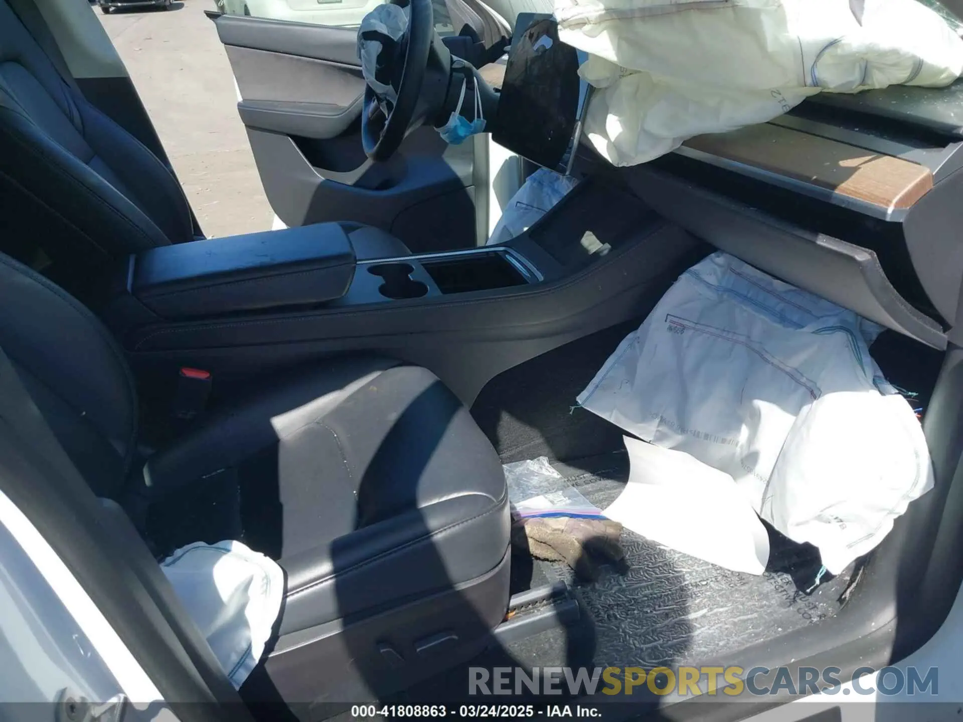 17 Photograph of a damaged car 7SAYGDEE8NF480939 TESLA MODEL Y 2022