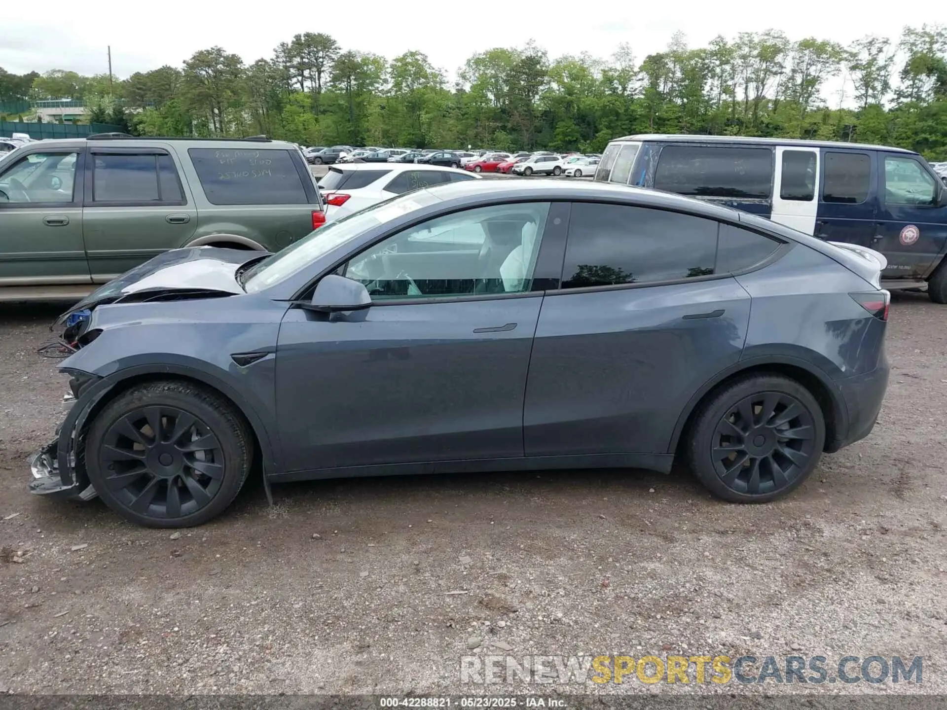 13 Photograph of a damaged car 7SAYGDEE9NF424248 TESLA MODEL Y 2022