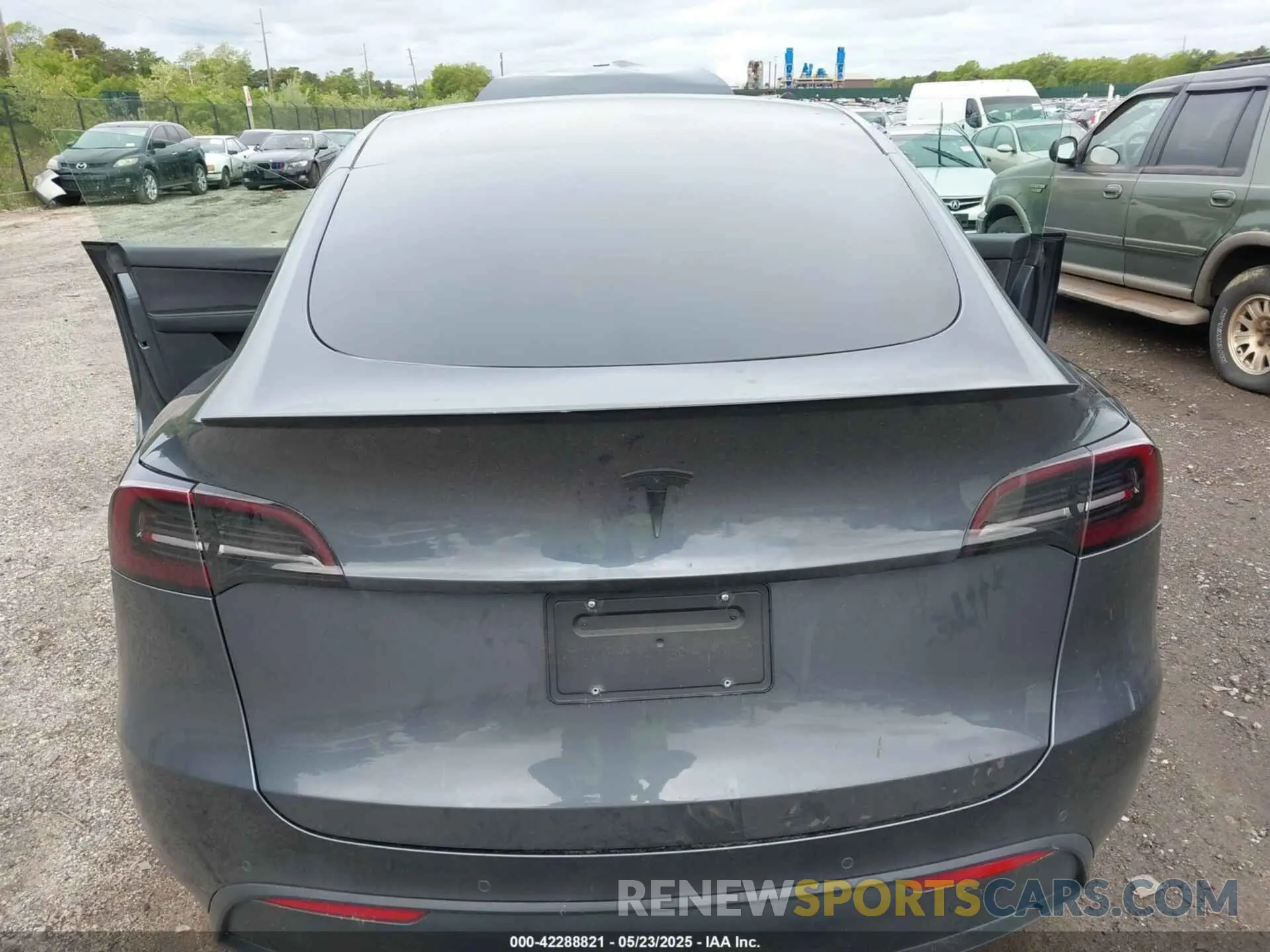 15 Photograph of a damaged car 7SAYGDEE9NF424248 TESLA MODEL Y 2022