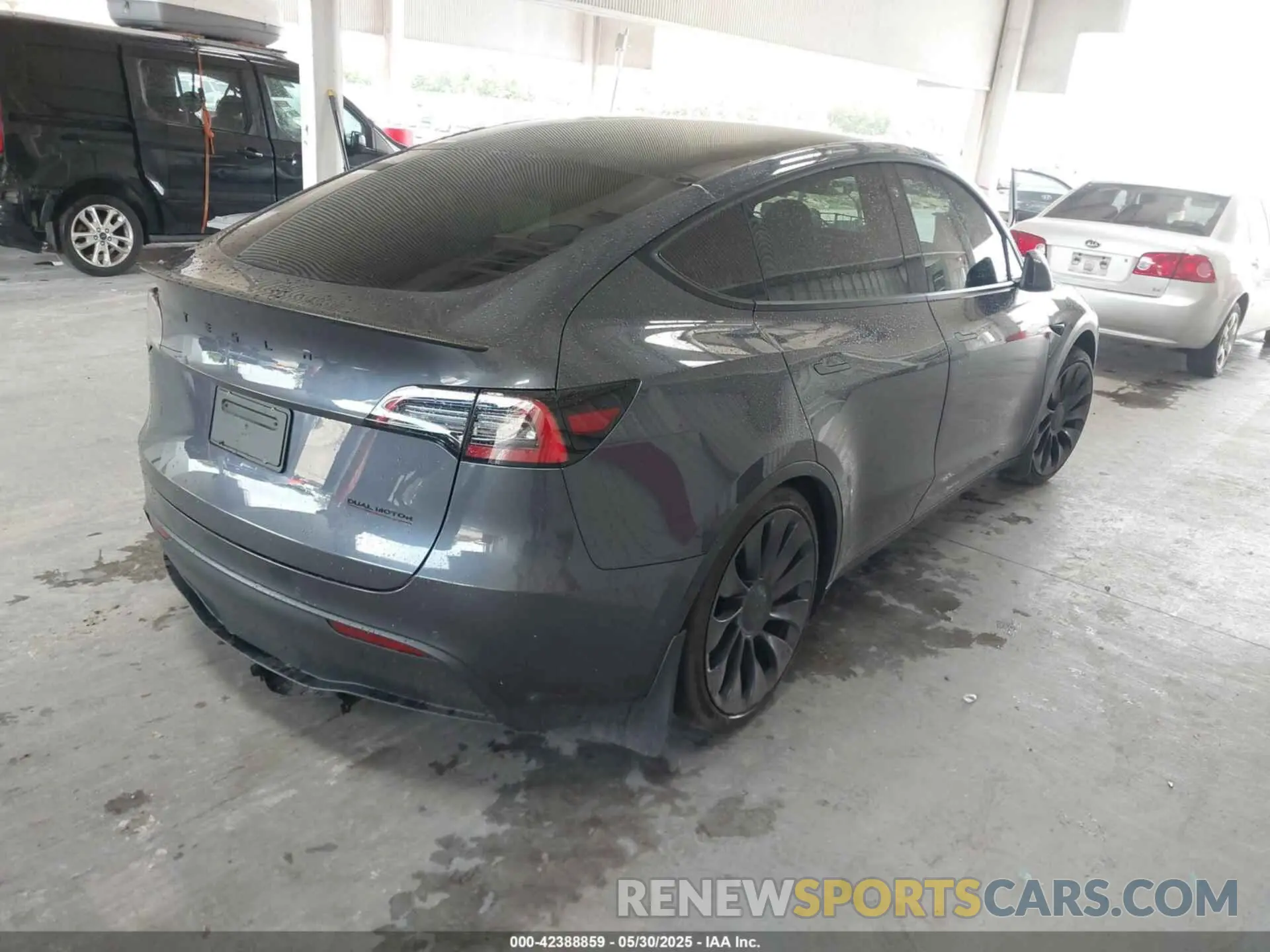4 Photograph of a damaged car 7SAYGDEF0NF451010 TESLA MODEL Y 2022