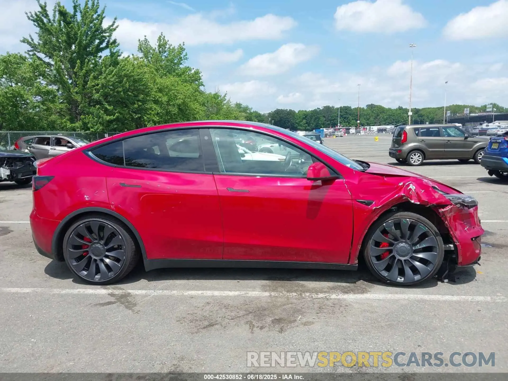 13 Photograph of a damaged car 7SAYGDEF0NF465537 TESLA MODEL Y 2022