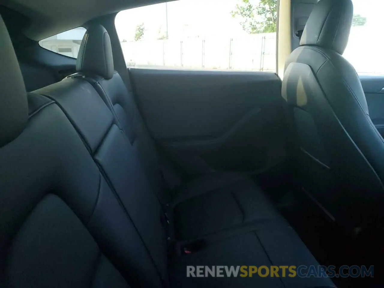 10 Photograph of a damaged car 7SAYGDEF0NF555271 TESLA MODEL Y 2022