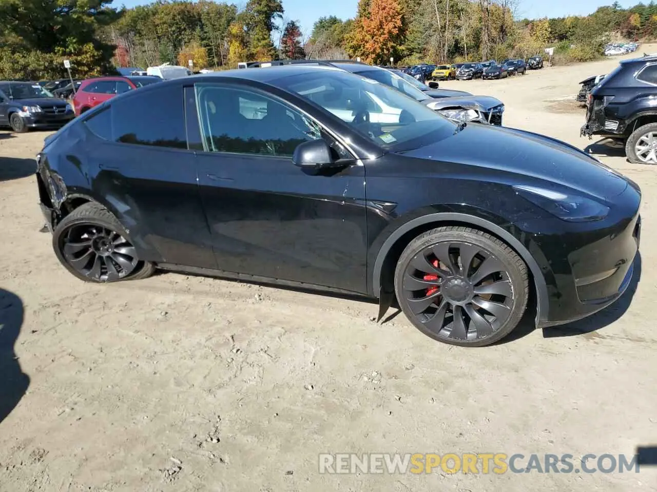 4 Photograph of a damaged car 7SAYGDEF0NF572135 TESLA MODEL Y 2022
