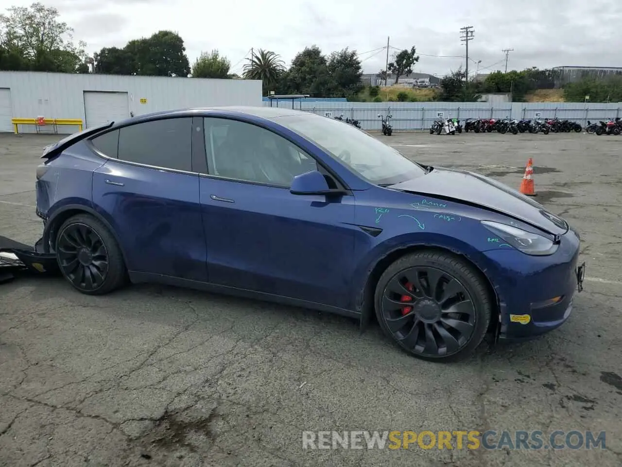 4 Photograph of a damaged car 7SAYGDEF2NF411401 TESLA MODEL Y 2022