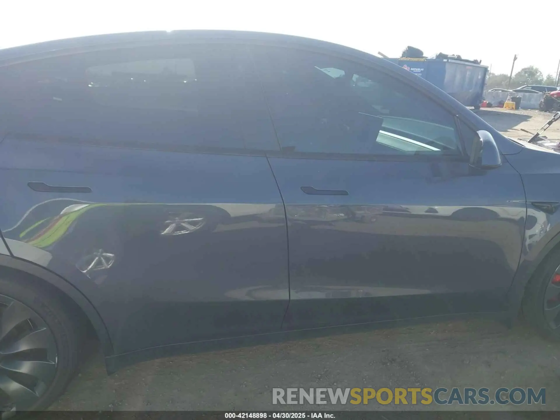 12 Photograph of a damaged car 7SAYGDEF2NF543493 TESLA MODEL Y 2022