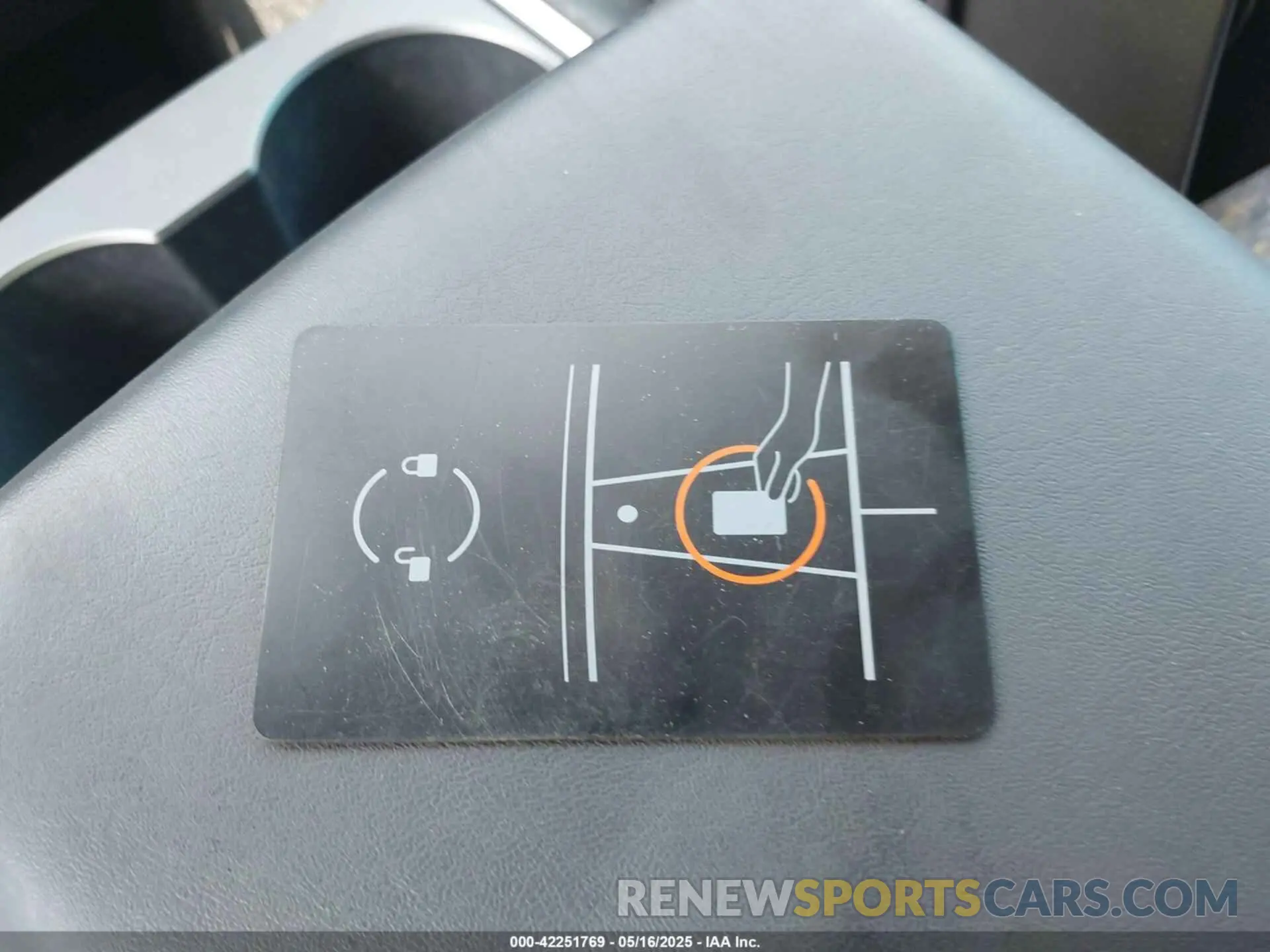 11 Photograph of a damaged car 7SAYGDEF4NF400304 TESLA MODEL Y 2022