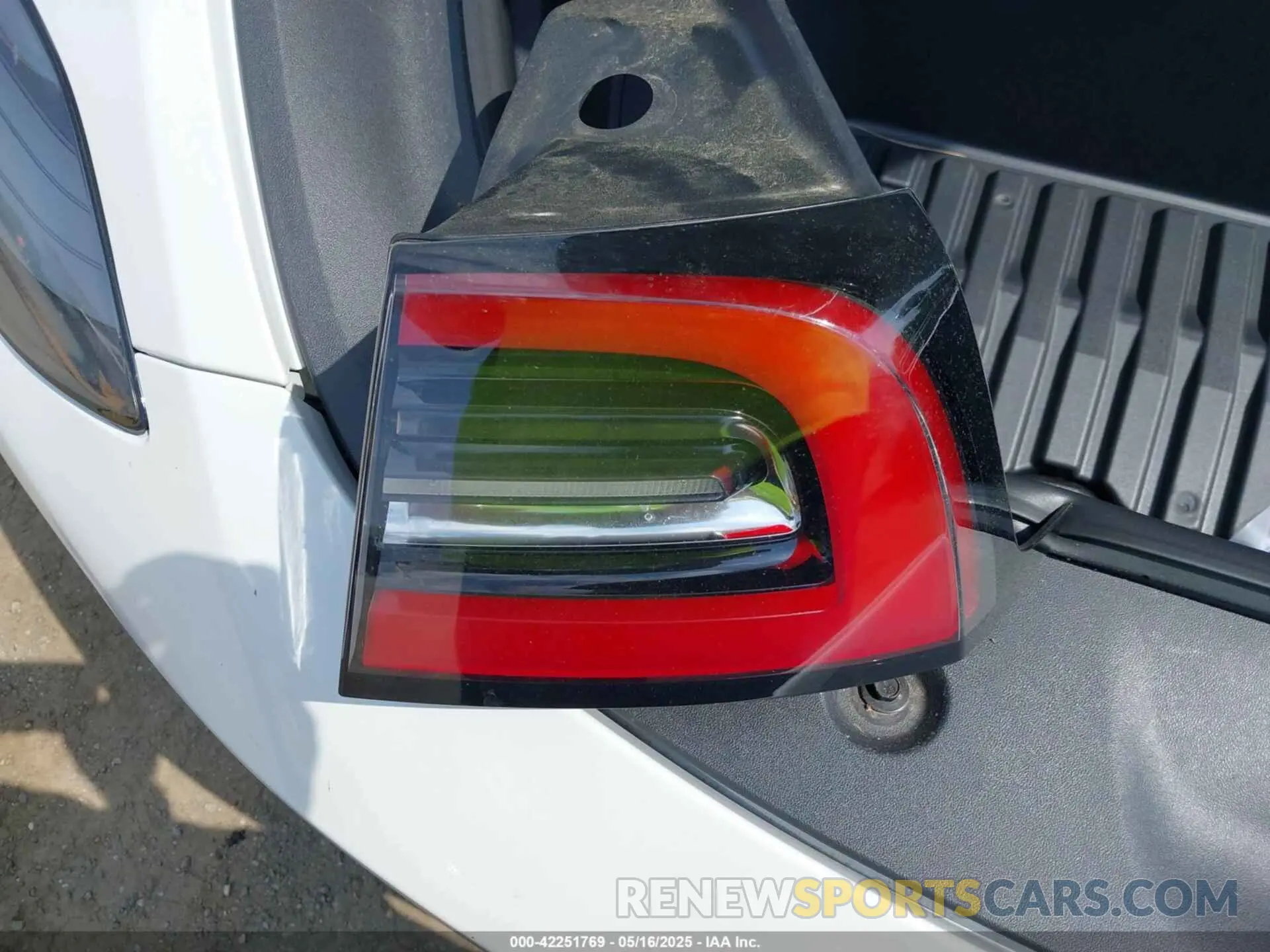 12 Photograph of a damaged car 7SAYGDEF4NF400304 TESLA MODEL Y 2022