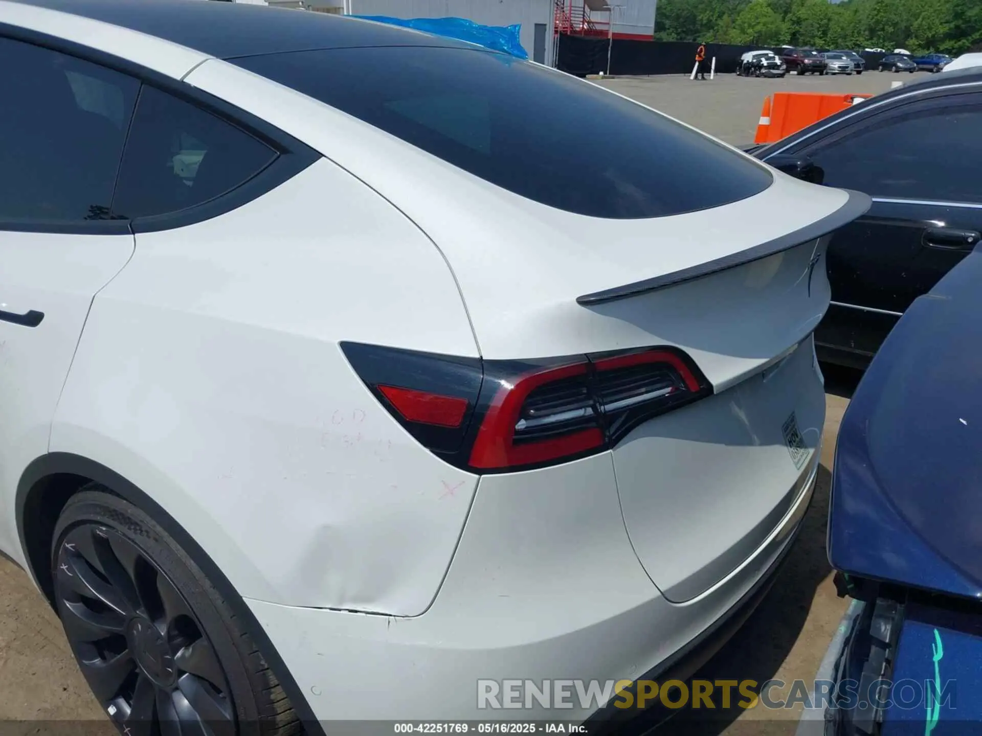 17 Photograph of a damaged car 7SAYGDEF4NF400304 TESLA MODEL Y 2022
