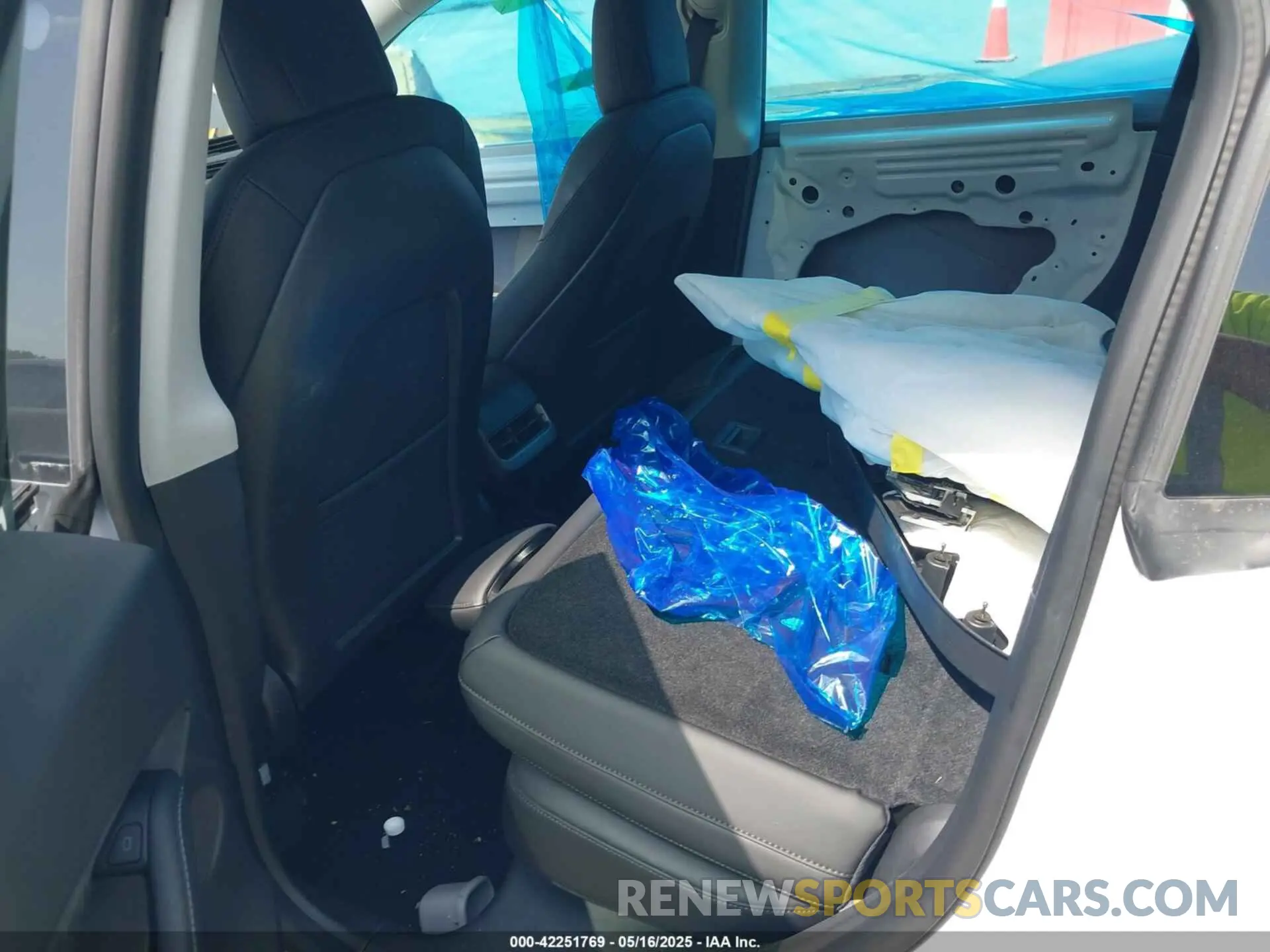 8 Photograph of a damaged car 7SAYGDEF4NF400304 TESLA MODEL Y 2022