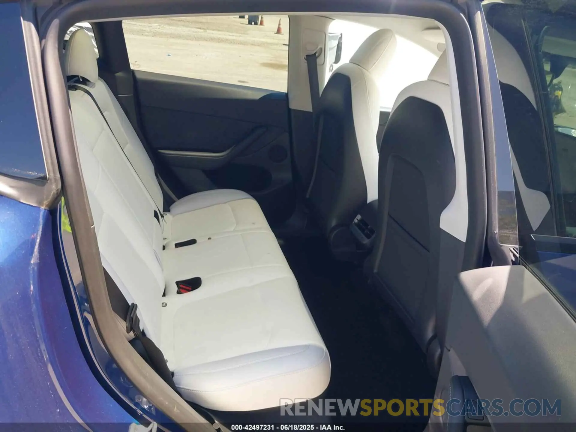 8 Photograph of a damaged car 7SAYGDEF4NF562367 TESLA MODEL Y 2022