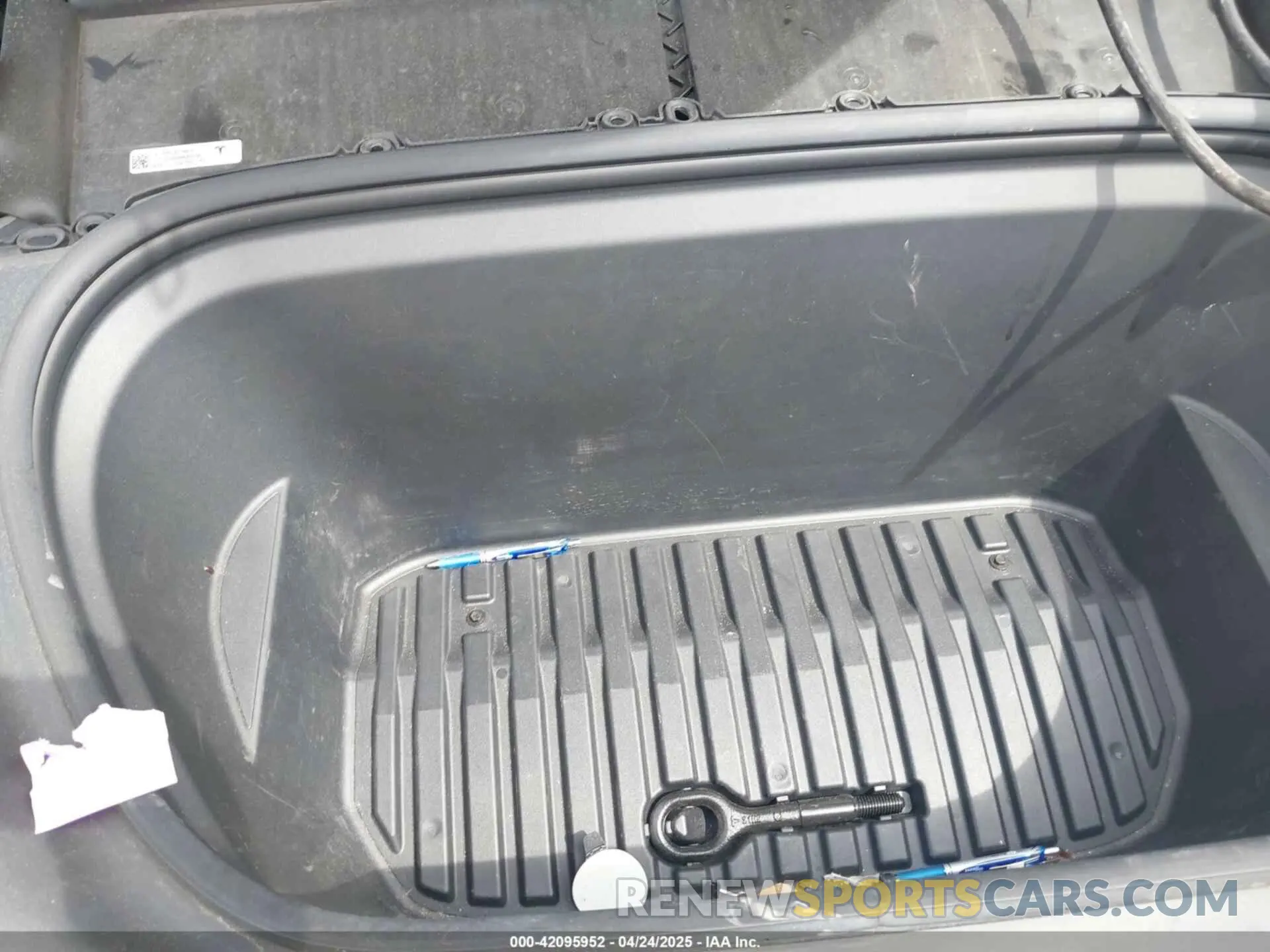 10 Photograph of a damaged car 7SAYGDEF5NF373078 TESLA MODEL Y 2022