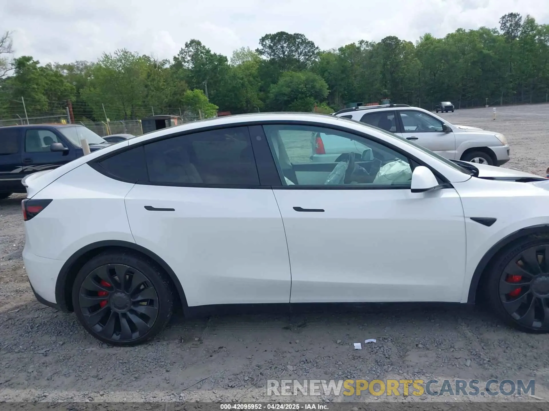 13 Photograph of a damaged car 7SAYGDEF5NF373078 TESLA MODEL Y 2022