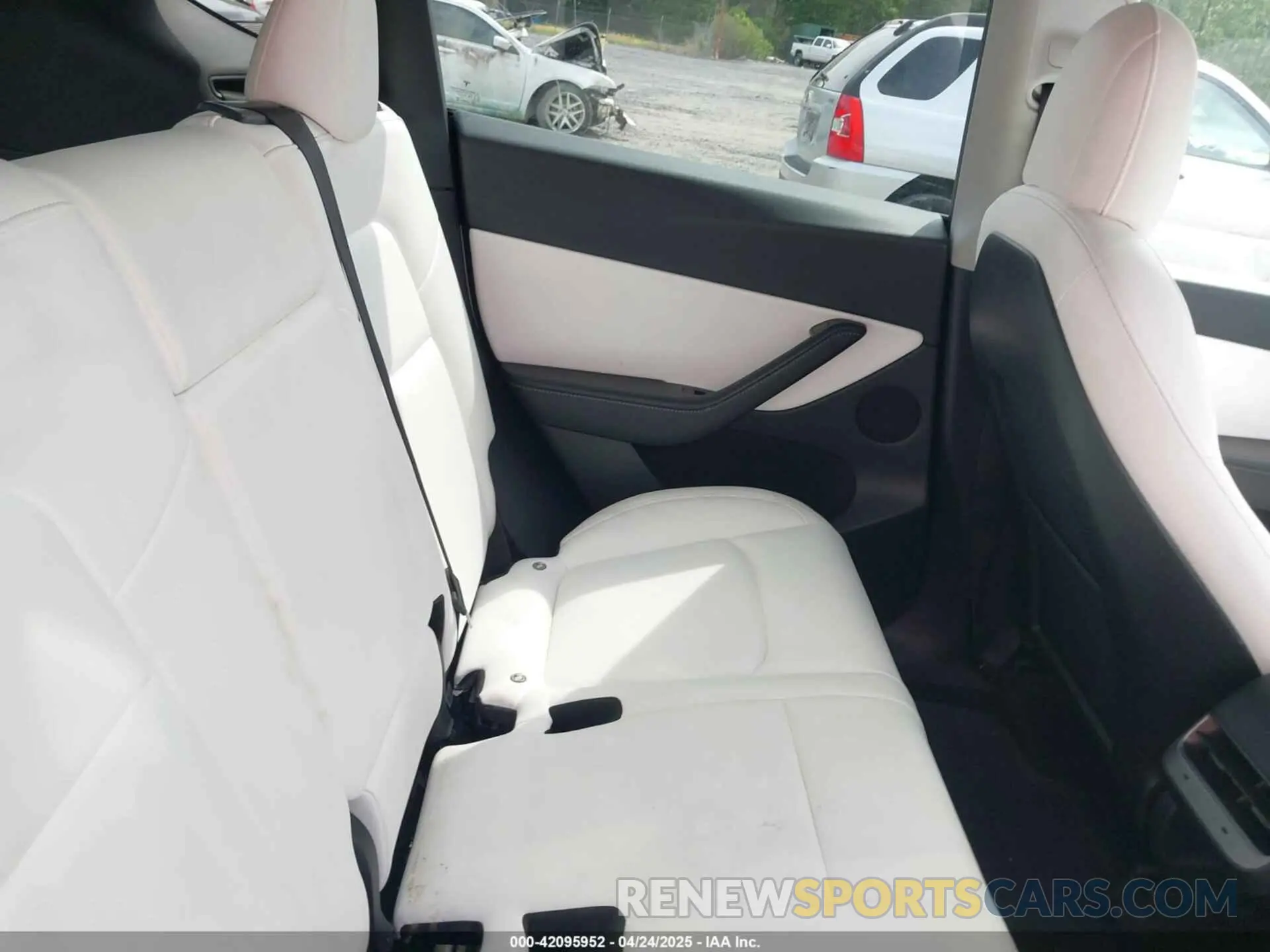 8 Photograph of a damaged car 7SAYGDEF5NF373078 TESLA MODEL Y 2022