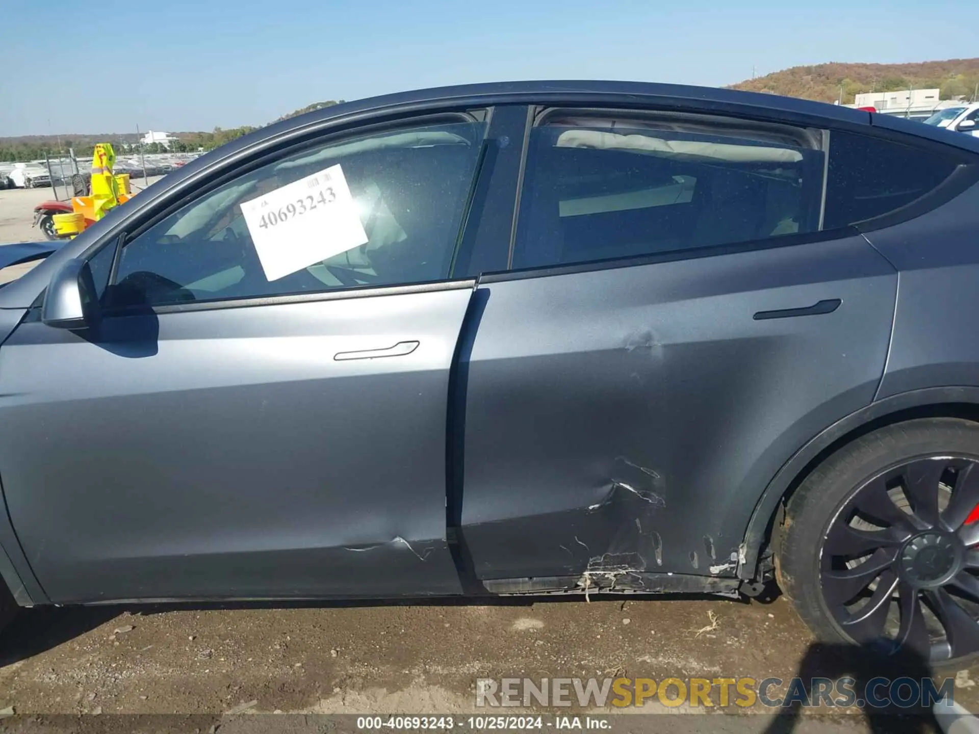 14 Photograph of a damaged car 7SAYGDEF6NF309597 TESLA MODEL Y 2022