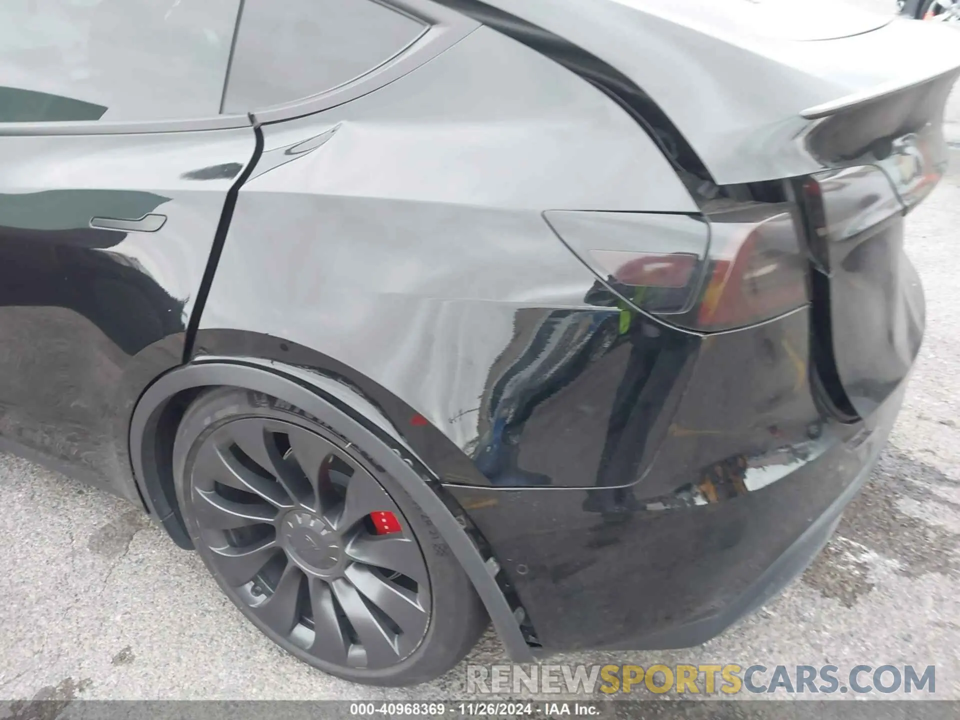 18 Photograph of a damaged car 7SAYGDEF6NF453649 TESLA MODEL Y 2022