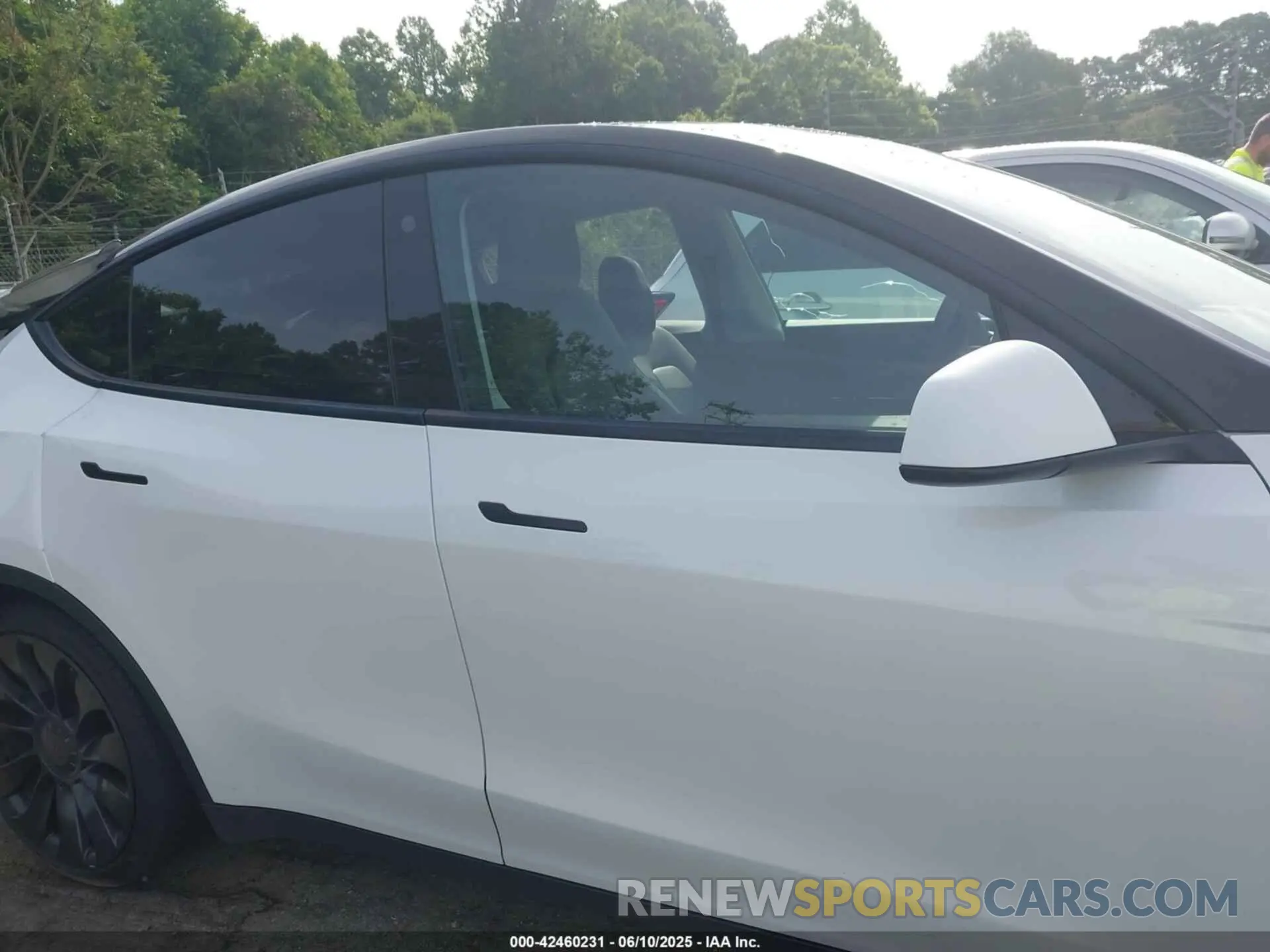 12 Photograph of a damaged car 7SAYGDEF6NF457734 TESLA MODEL Y 2022