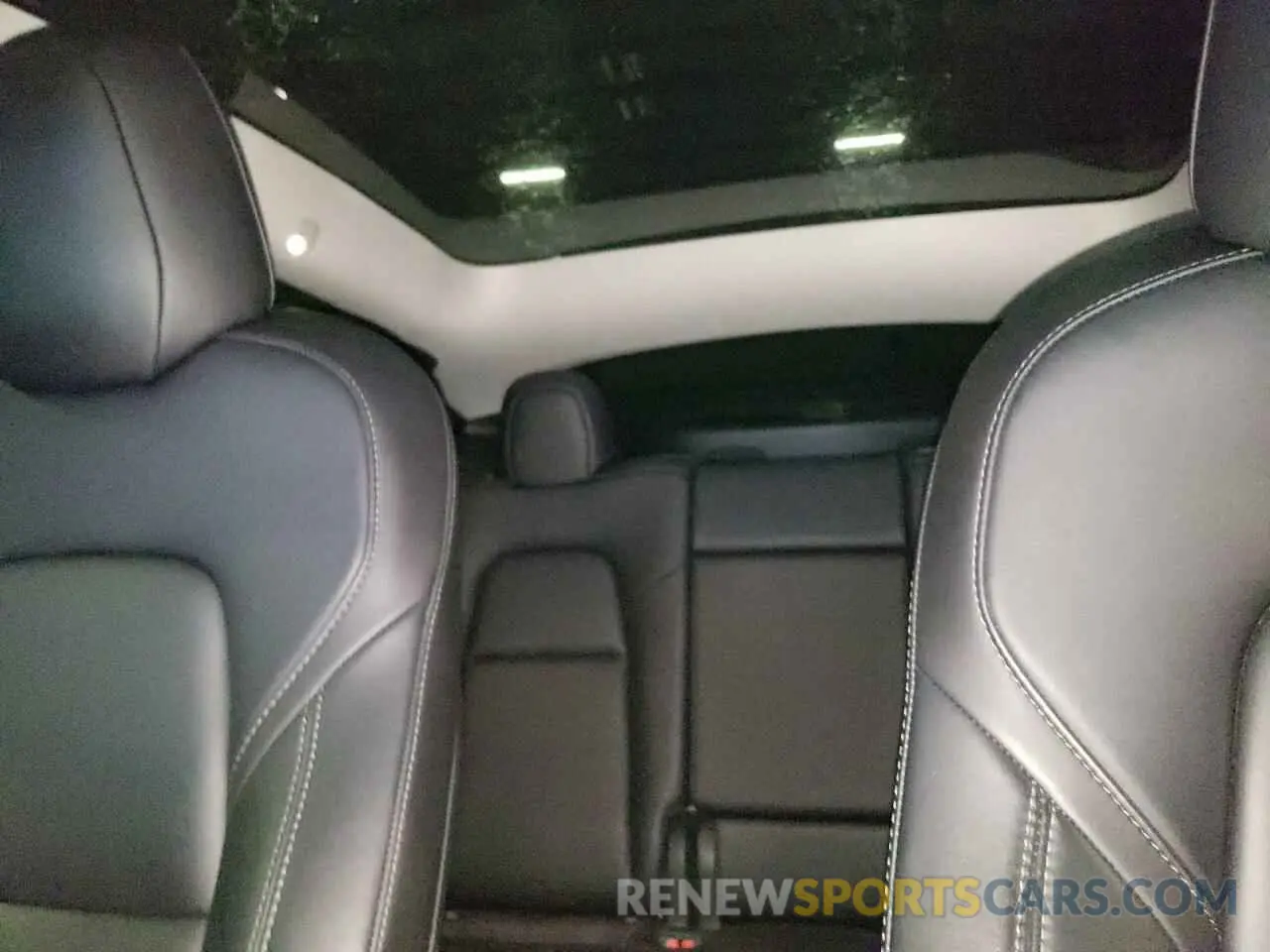 10 Photograph of a damaged car 7SAYGDEF7NF395437 TESLA MODEL Y 2022