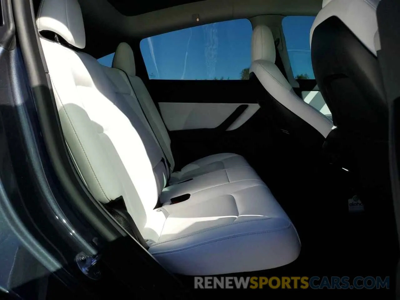 10 Photograph of a damaged car 7SAYGDEF7NF463302 TESLA MODEL Y 2022