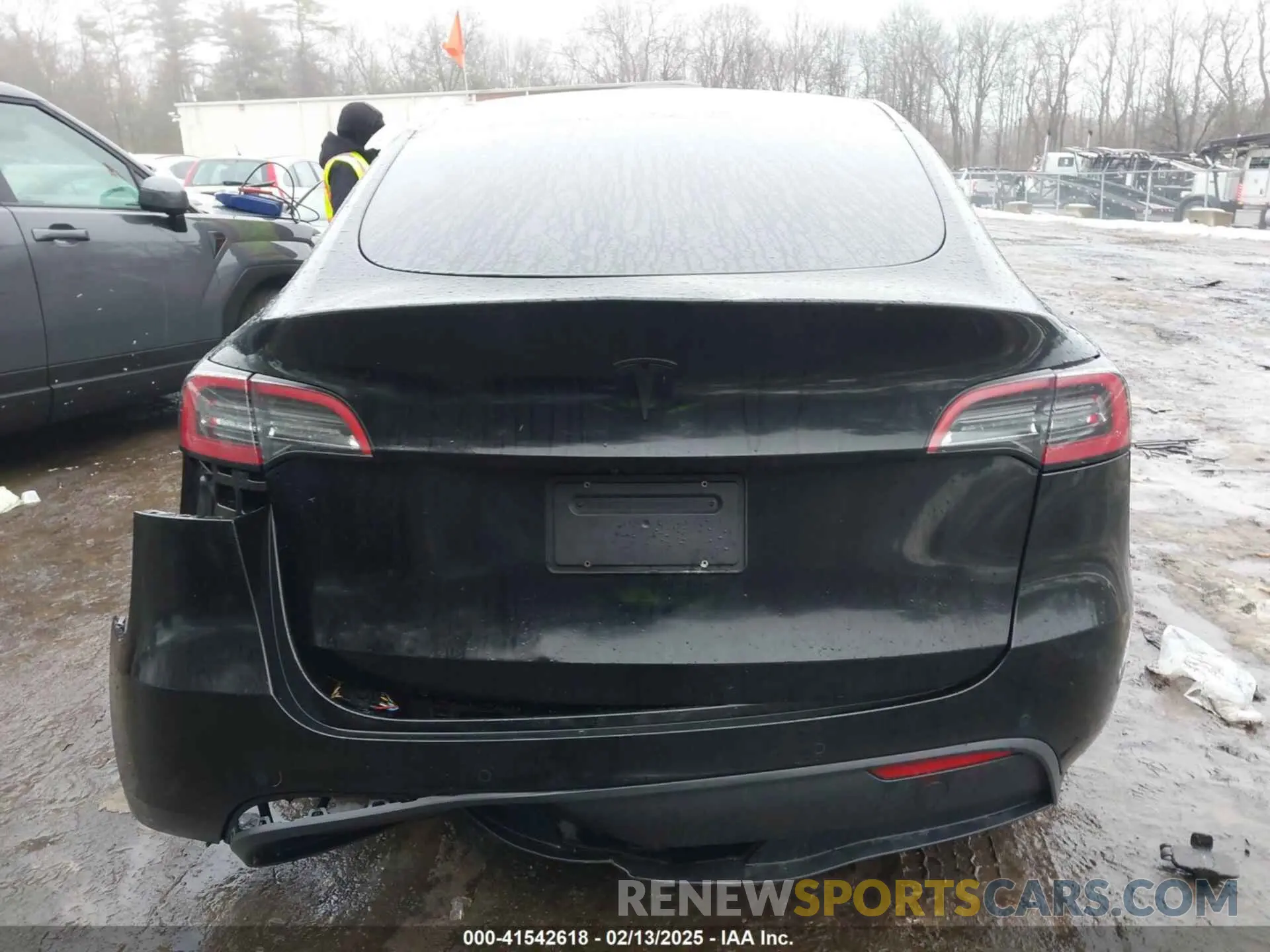16 Photograph of a damaged car 7SAYGDEF7NF466135 TESLA MODEL Y 2022