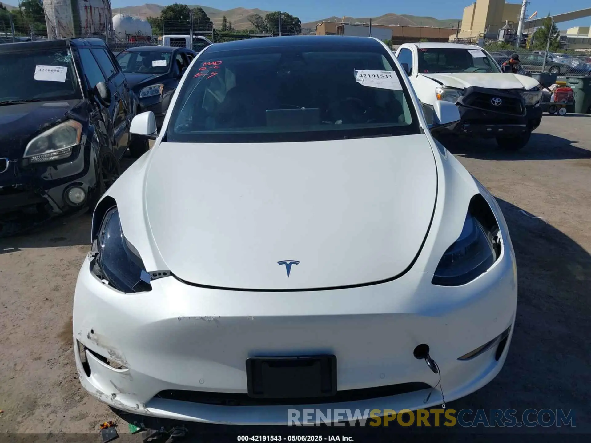 12 Photograph of a damaged car 7SAYGDEF8NF320293 TESLA MODEL Y 2022