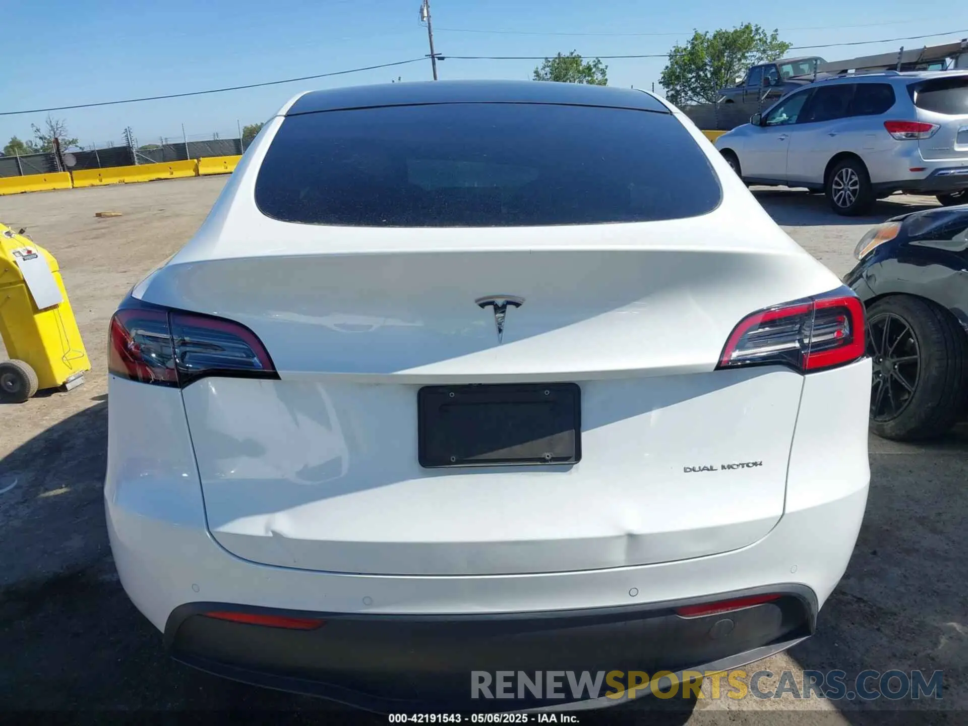 16 Photograph of a damaged car 7SAYGDEF8NF320293 TESLA MODEL Y 2022