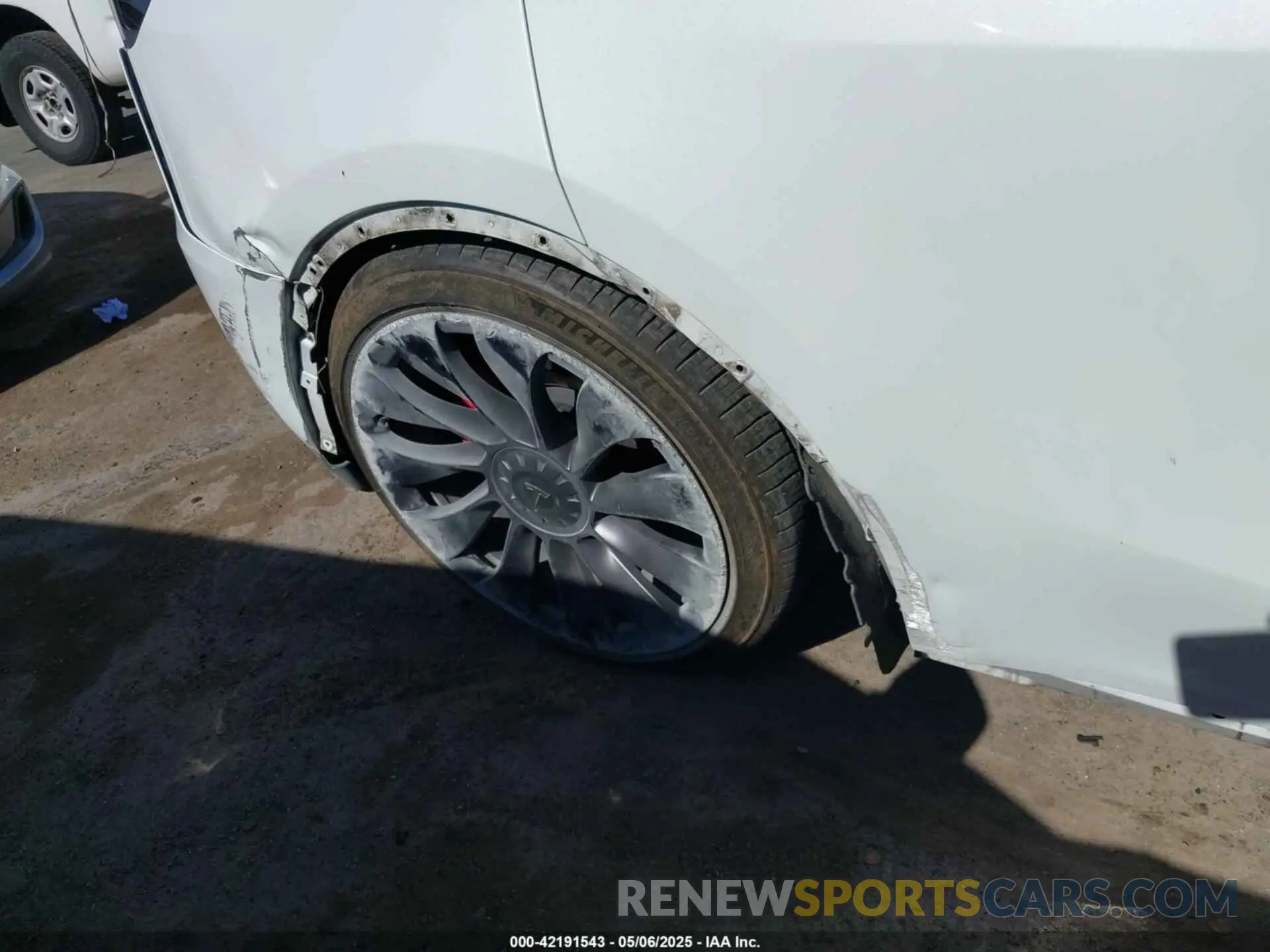 19 Photograph of a damaged car 7SAYGDEF8NF320293 TESLA MODEL Y 2022
