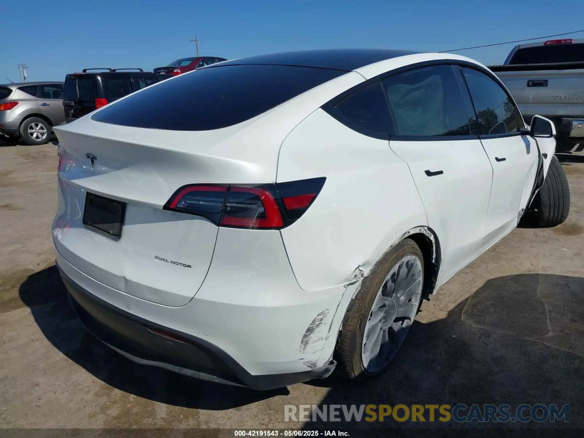 4 Photograph of a damaged car 7SAYGDEF8NF320293 TESLA MODEL Y 2022