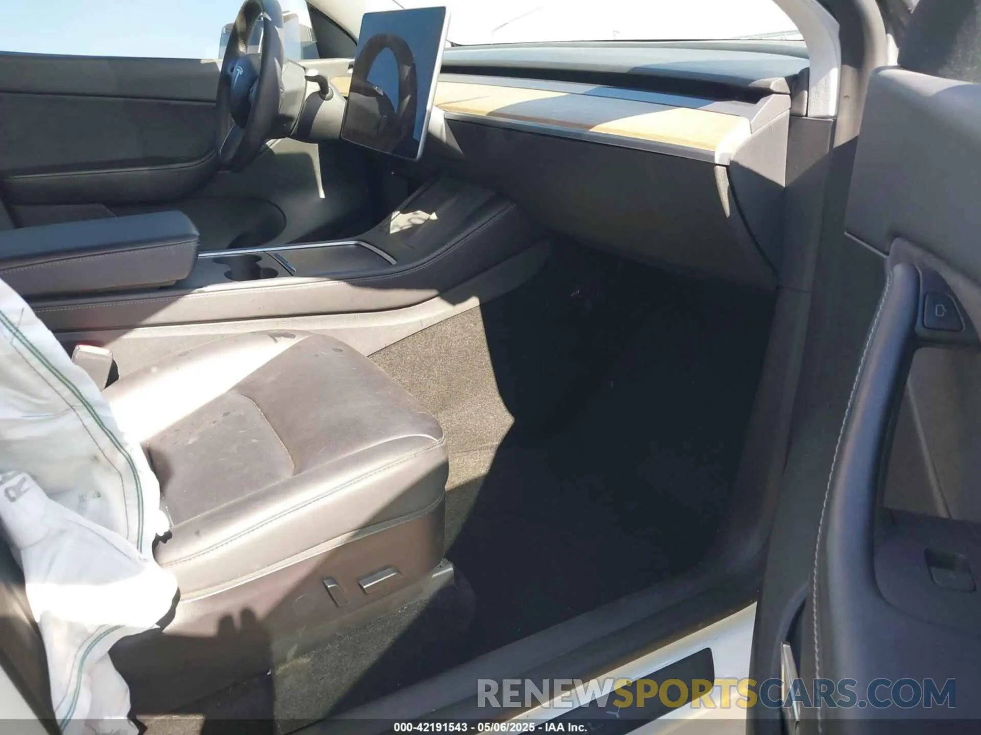 5 Photograph of a damaged car 7SAYGDEF8NF320293 TESLA MODEL Y 2022
