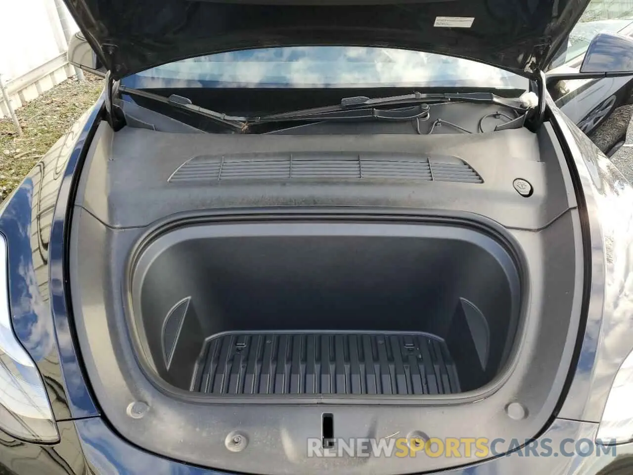 11 Photograph of a damaged car 7SAYGDEF8NF397150 TESLA MODEL Y 2022