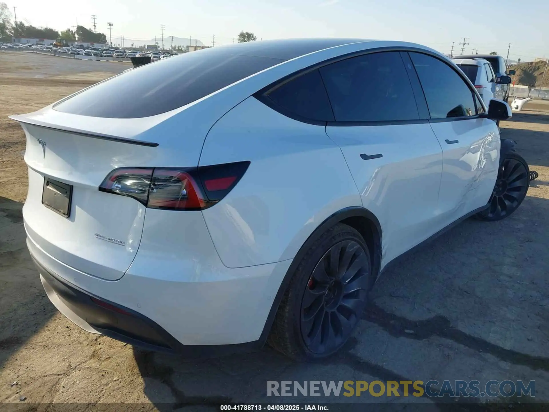 4 Photograph of a damaged car 7SAYGDEF8NF404002 TESLA MODEL Y 2022