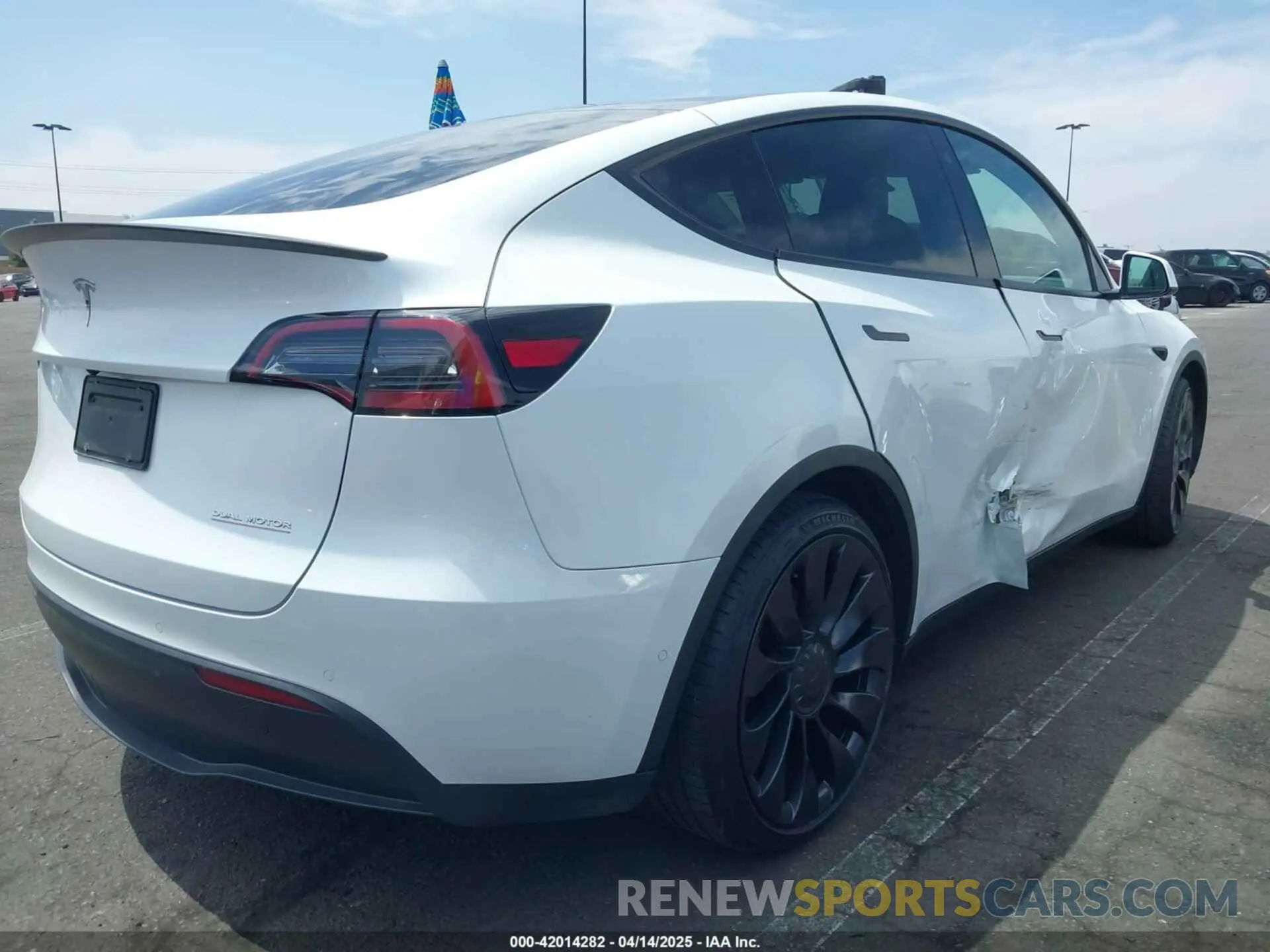 4 Photograph of a damaged car 7SAYGDEF8NF407109 TESLA MODEL Y 2022