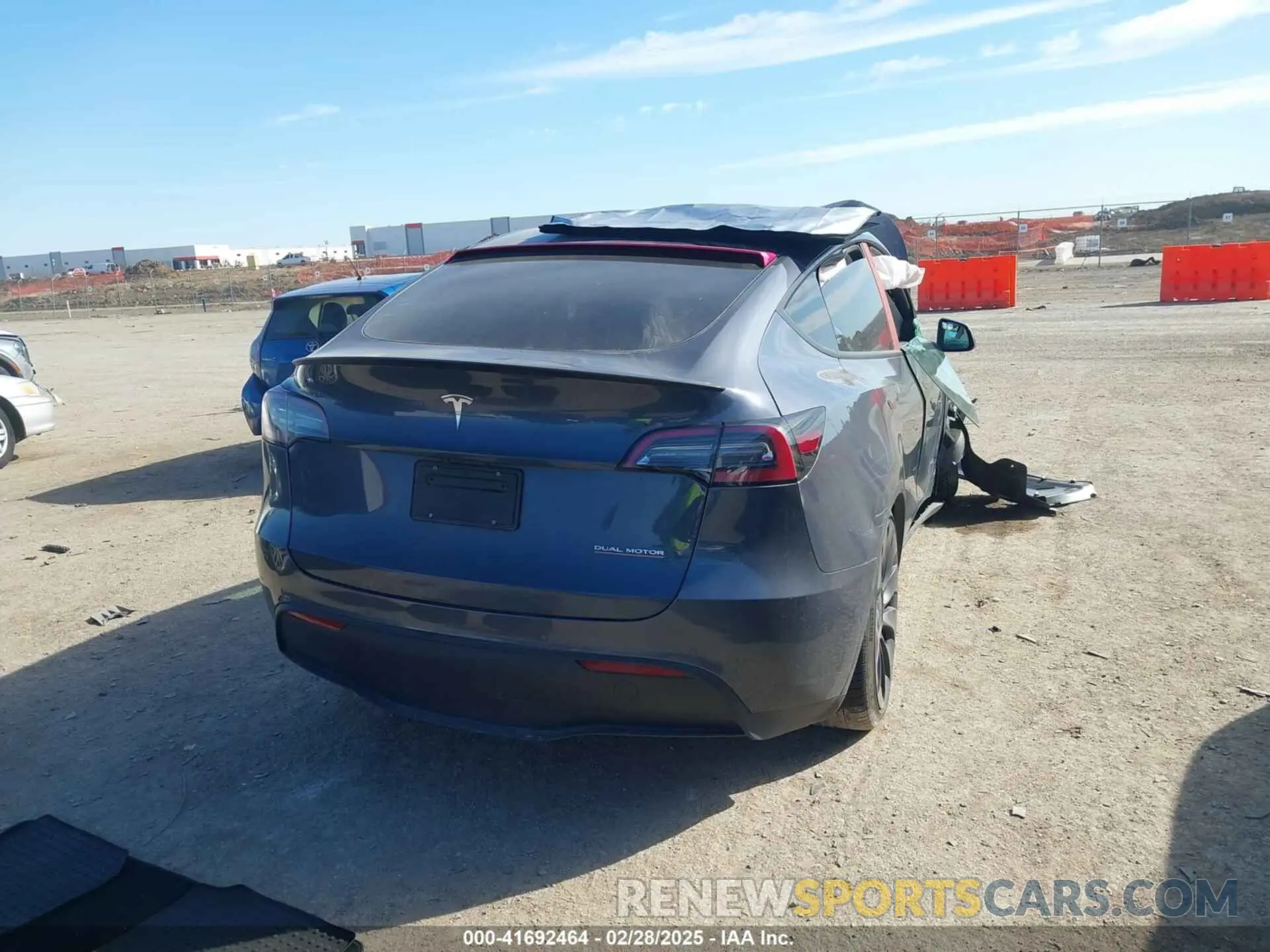 4 Photograph of a damaged car 7SAYGDEF8NF494753 TESLA MODEL Y 2022