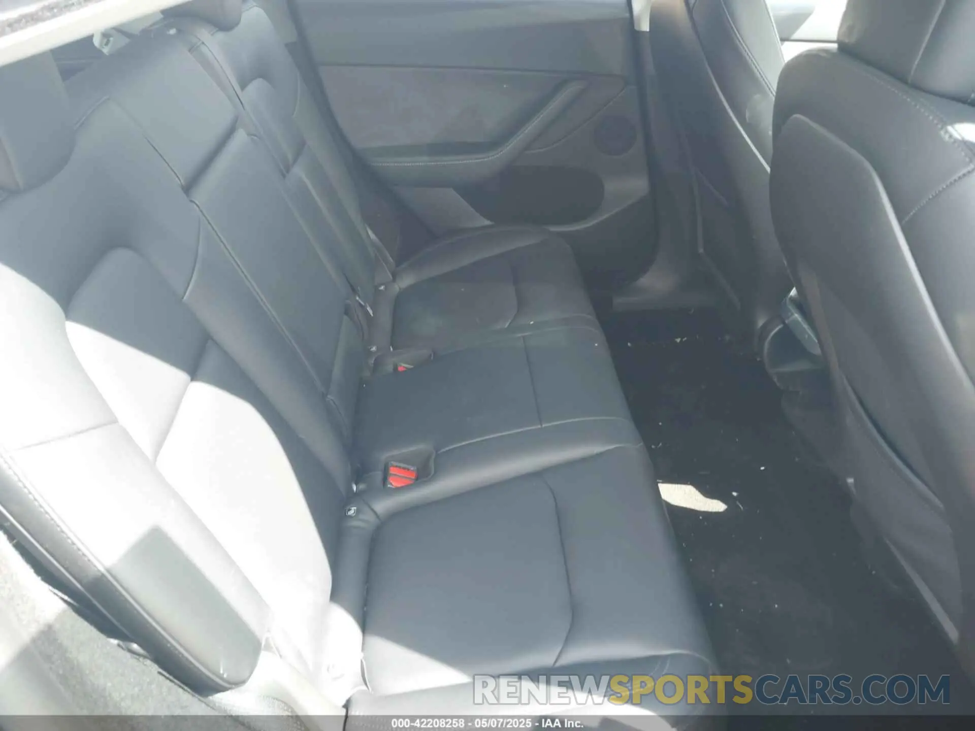 8 Photograph of a damaged car 7SAYGDEF8NF541196 TESLA MODEL Y 2022