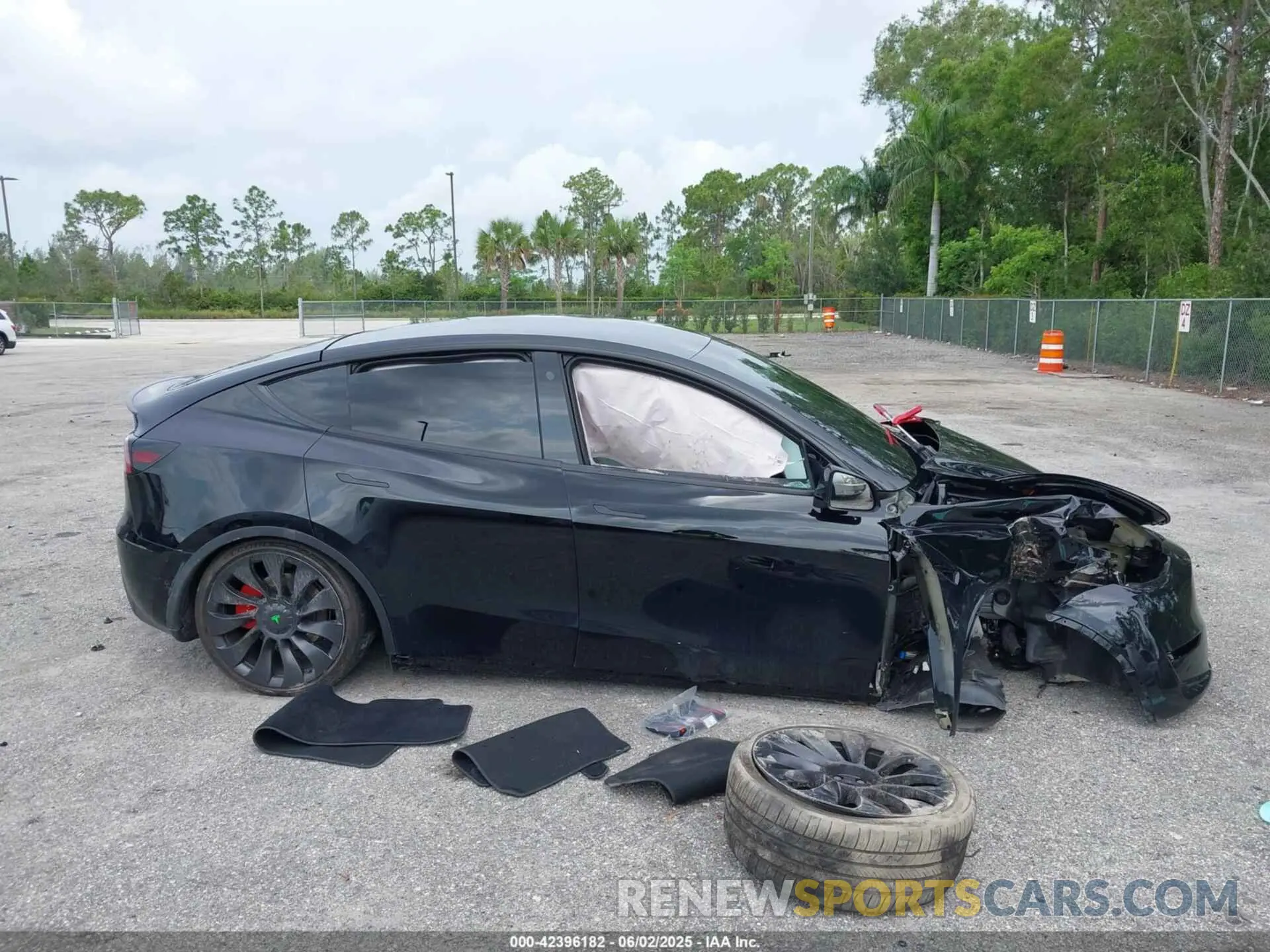 13 Photograph of a damaged car 7SAYGDEF8NF545894 TESLA MODEL Y 2022