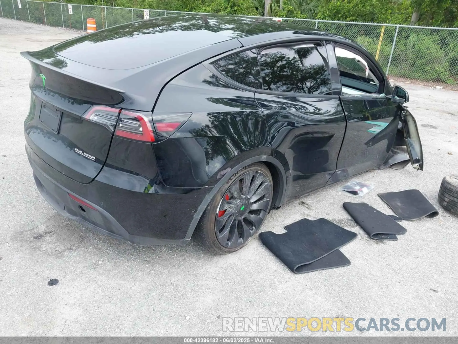 4 Photograph of a damaged car 7SAYGDEF8NF545894 TESLA MODEL Y 2022
