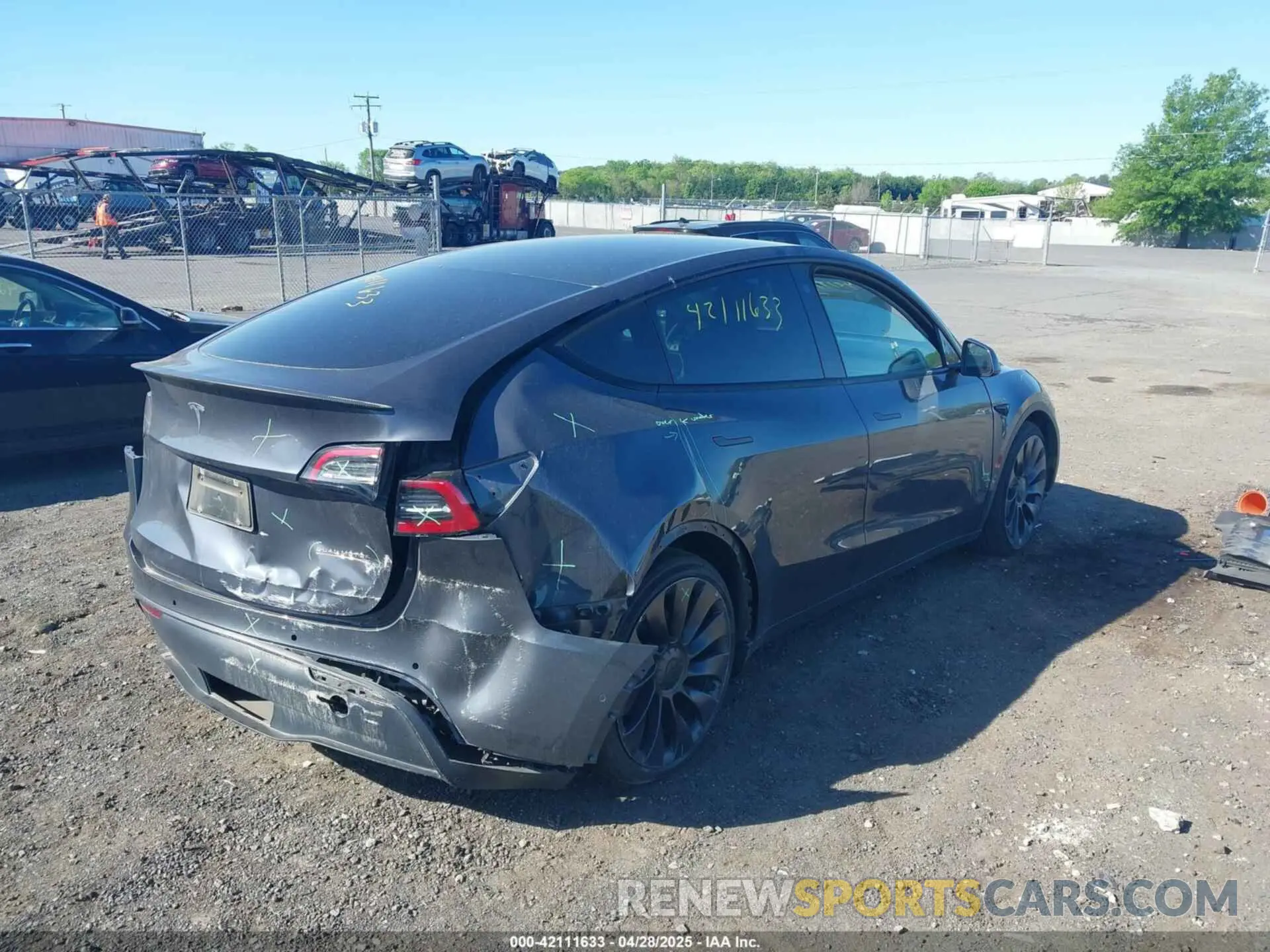 4 Photograph of a damaged car 7SAYGDEF9NF326944 TESLA MODEL Y 2022